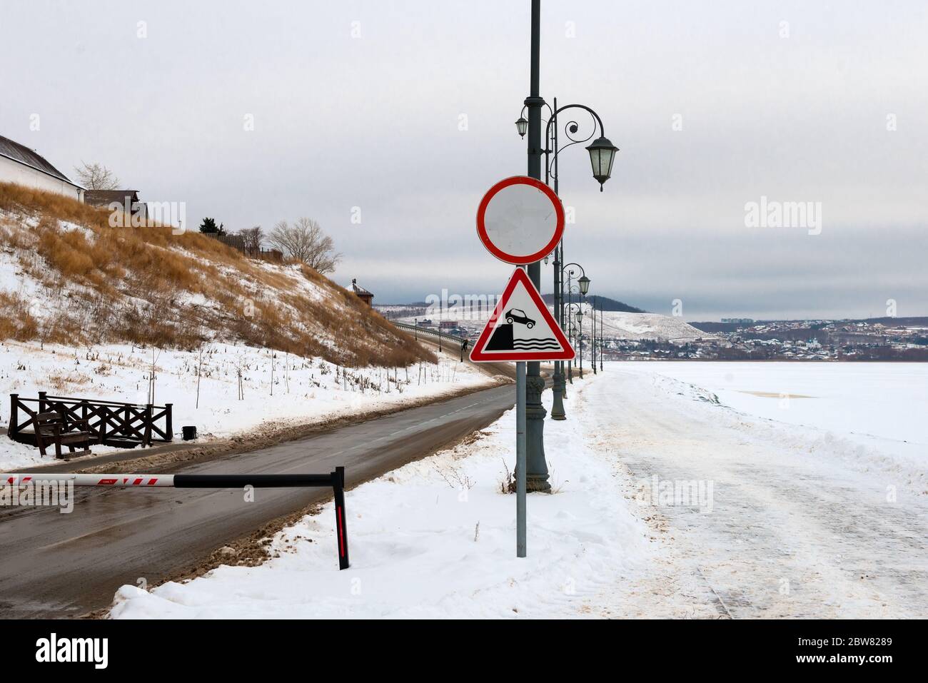 SVIYAZHSK, TATARSTAN, RUSSIE - 4 JANVIER 2020 : un point de contrôle de l'île le jour d'hiver. L'accès à l'île n'est possible qu'avec un pass Banque D'Images