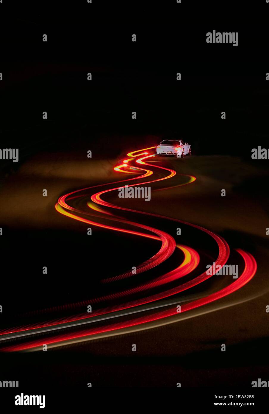 Mercedes-Benz SLS coupé conduite sur piste d'essai la nuit Banque D'Images