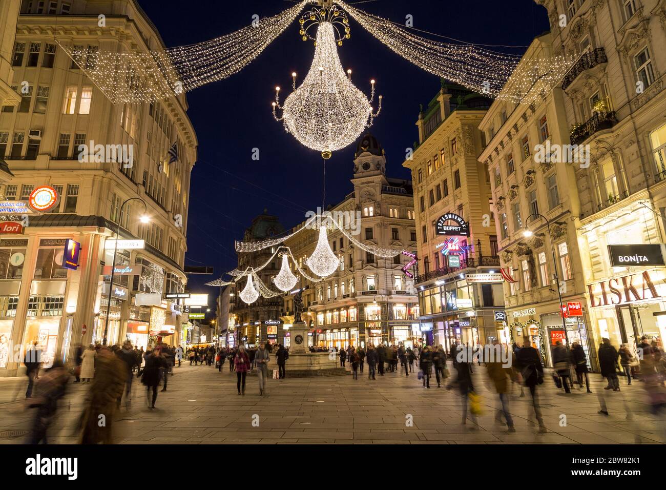 VIENNE, AUTRICHE - 2 DÉCEMBRE 2016 : une vue de nuit sur Graben Street pendant la saison de Noël. Les gens, les décorations et les bâtiments peuvent être vus. Banque D'Images