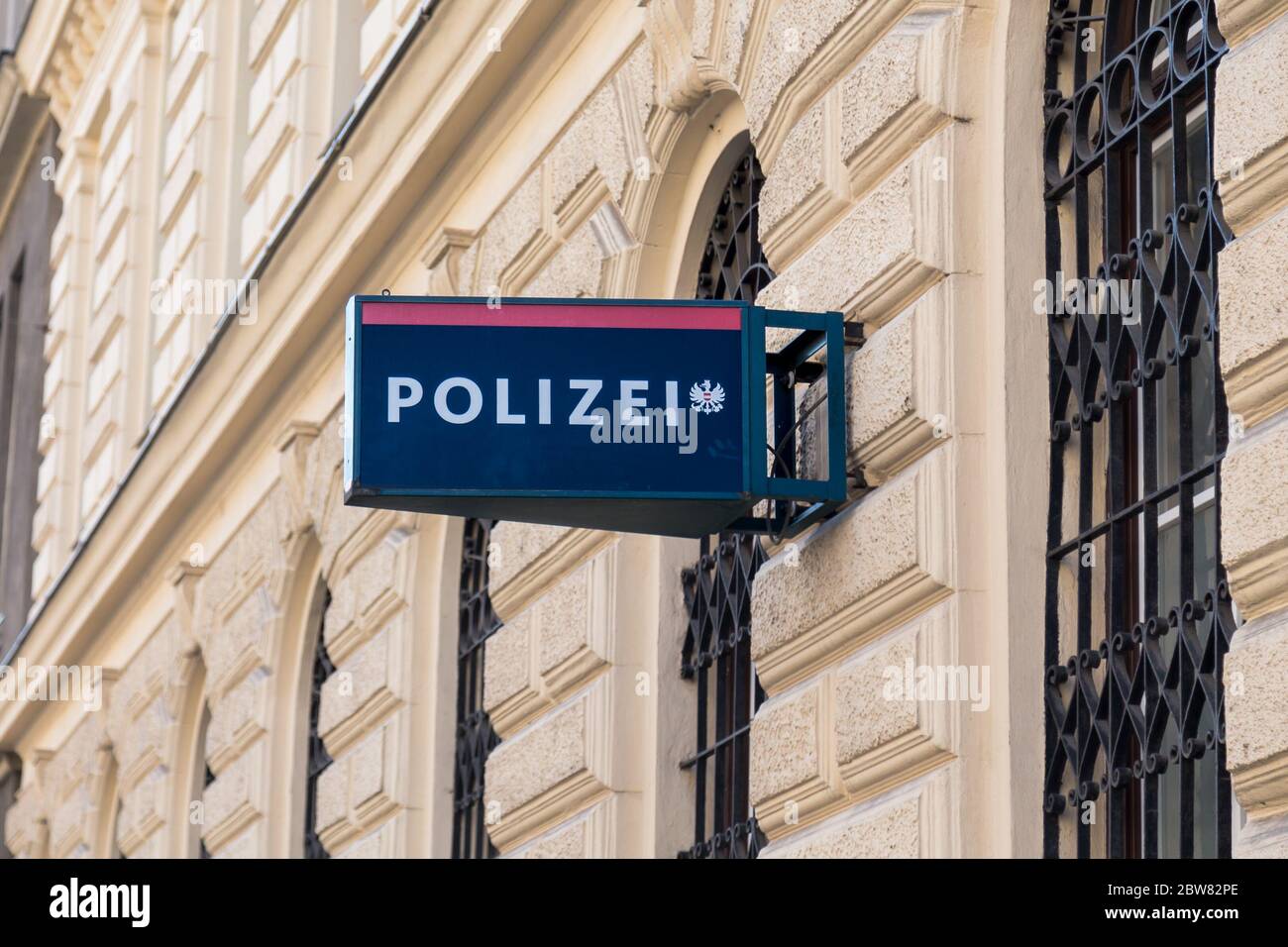 VIENNE, AUTRICHE - 8 AOÛT 2015 : panneau sur un bâtiment pour un poste de police à Vienne. Banque D'Images