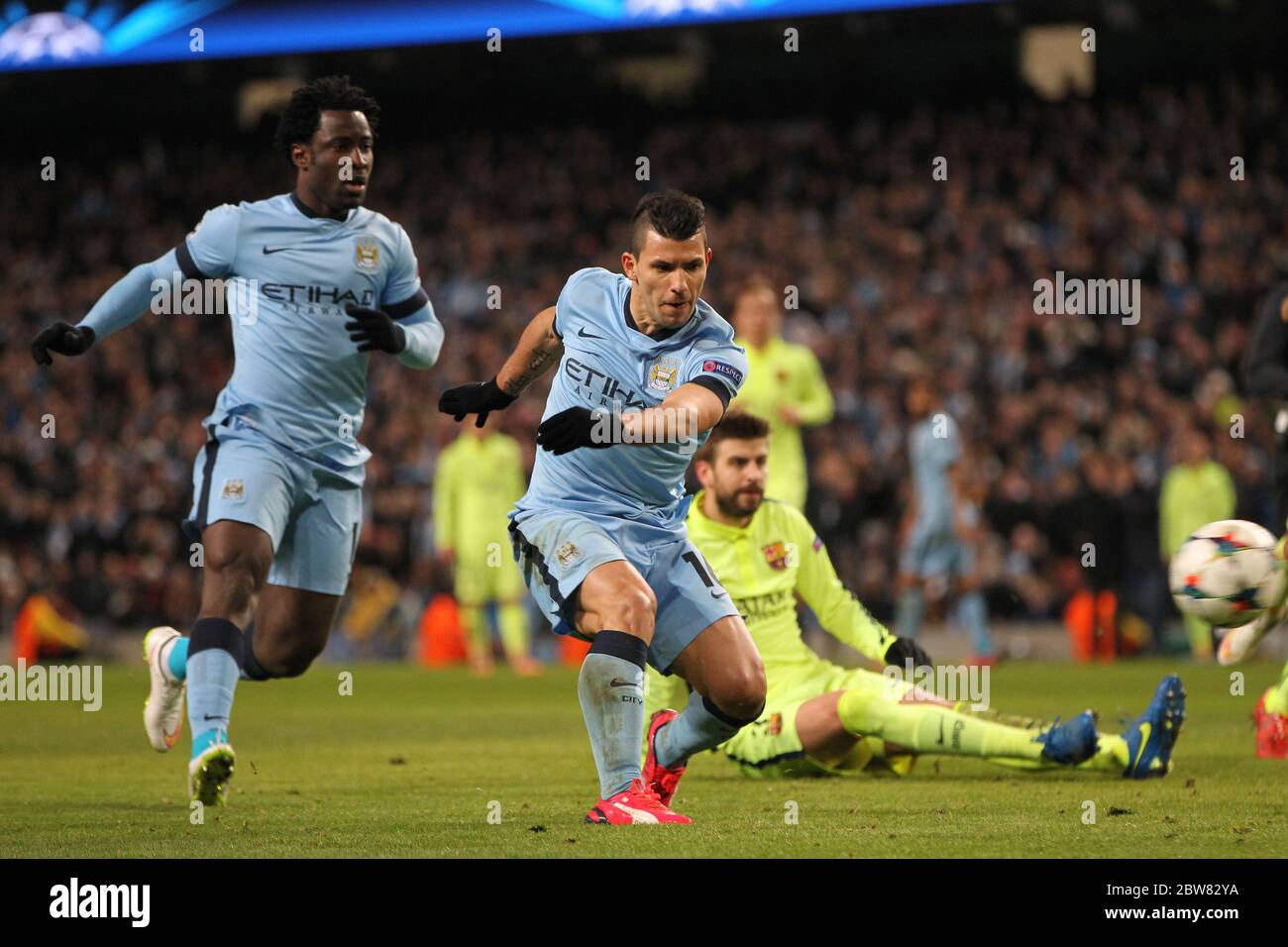 MANCHESTER, ANGLETERRE - Sergio Aguero de Manchester City tire et enregistre lors de la Ligue des champions de l'UEFA Round de 16 1er match entre Manchester City et le FC Barcelone au Etihad Stadium, Manchester, le mardi 24 février 2015 (Credit: Mark Fletcher | MI News) Banque D'Images