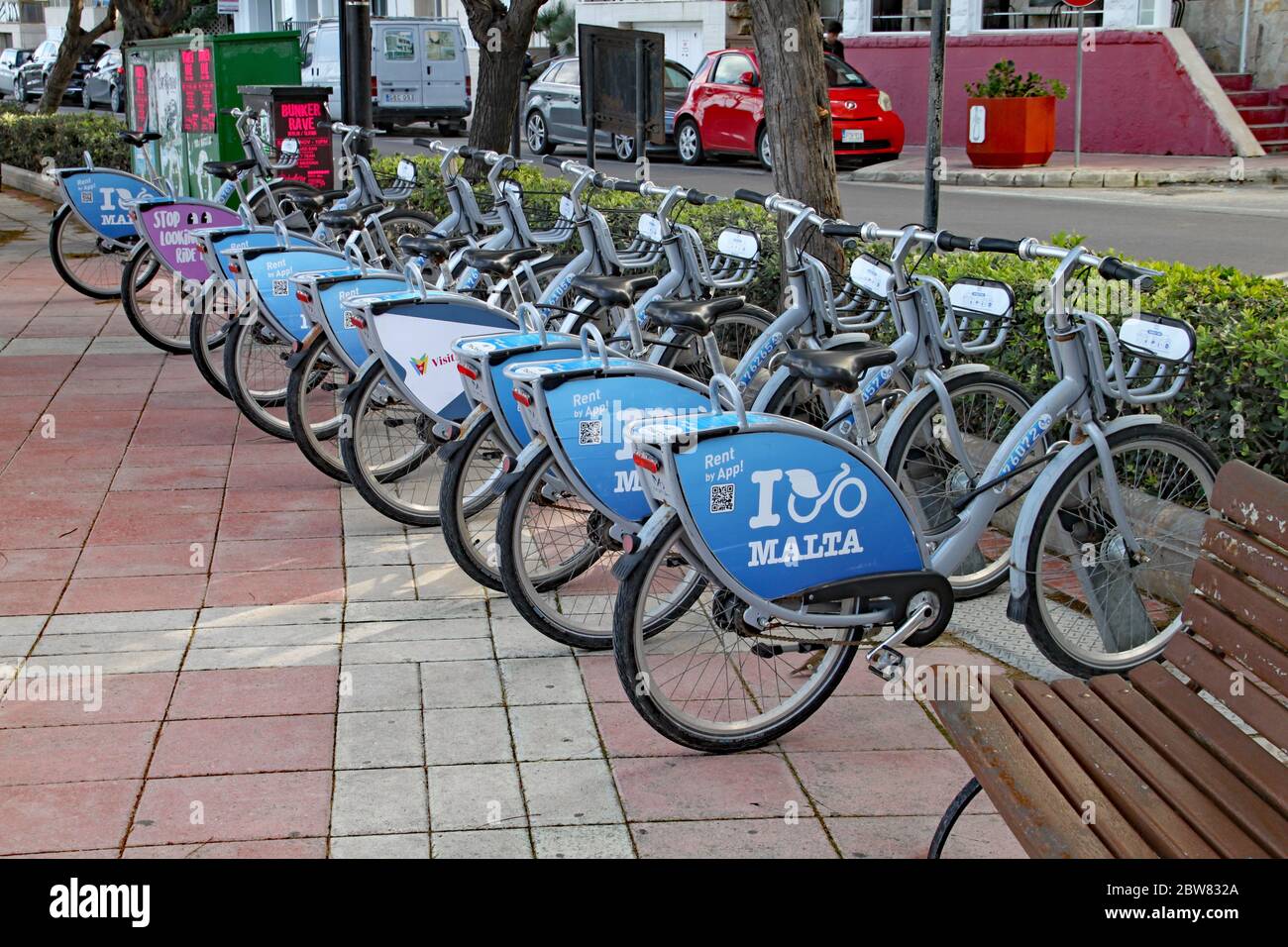 SLIEMA, MALTE - 11 NOVEMBRE 2019 : des vélos à louer sont mis à votre disposition dans la station d'accueil de Sliema. C'est un métho sain et respectueux de l'environnement Banque D'Images