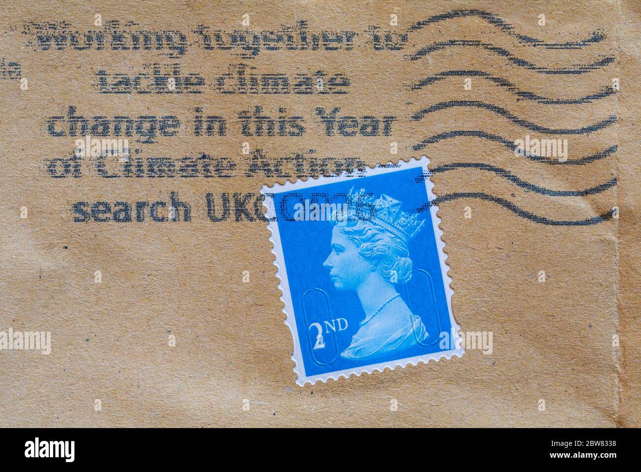 Travailler ensemble pour s'attaquer au changement climatique cette année de recherche action climatique UKCOP26 estampillé sur une enveloppe avec timbre-poste de 2ème classe Banque D'Images