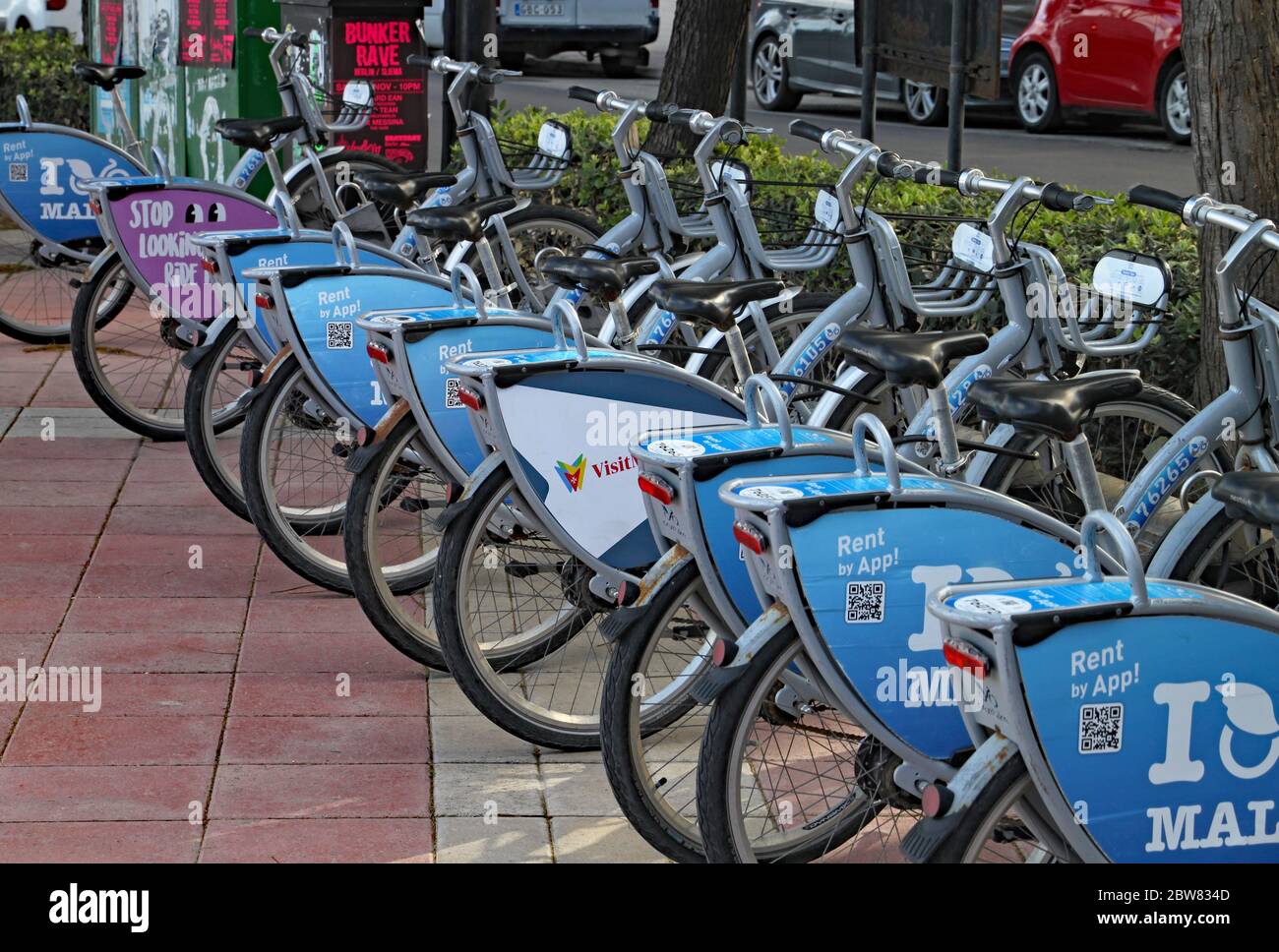 SLIEMA, MALTE - 11 NOVEMBRE 2019 : des vélos à louer sont mis à votre disposition dans la station d'accueil de Sliema. C'est un métho sain et respectueux de l'environnement Banque D'Images