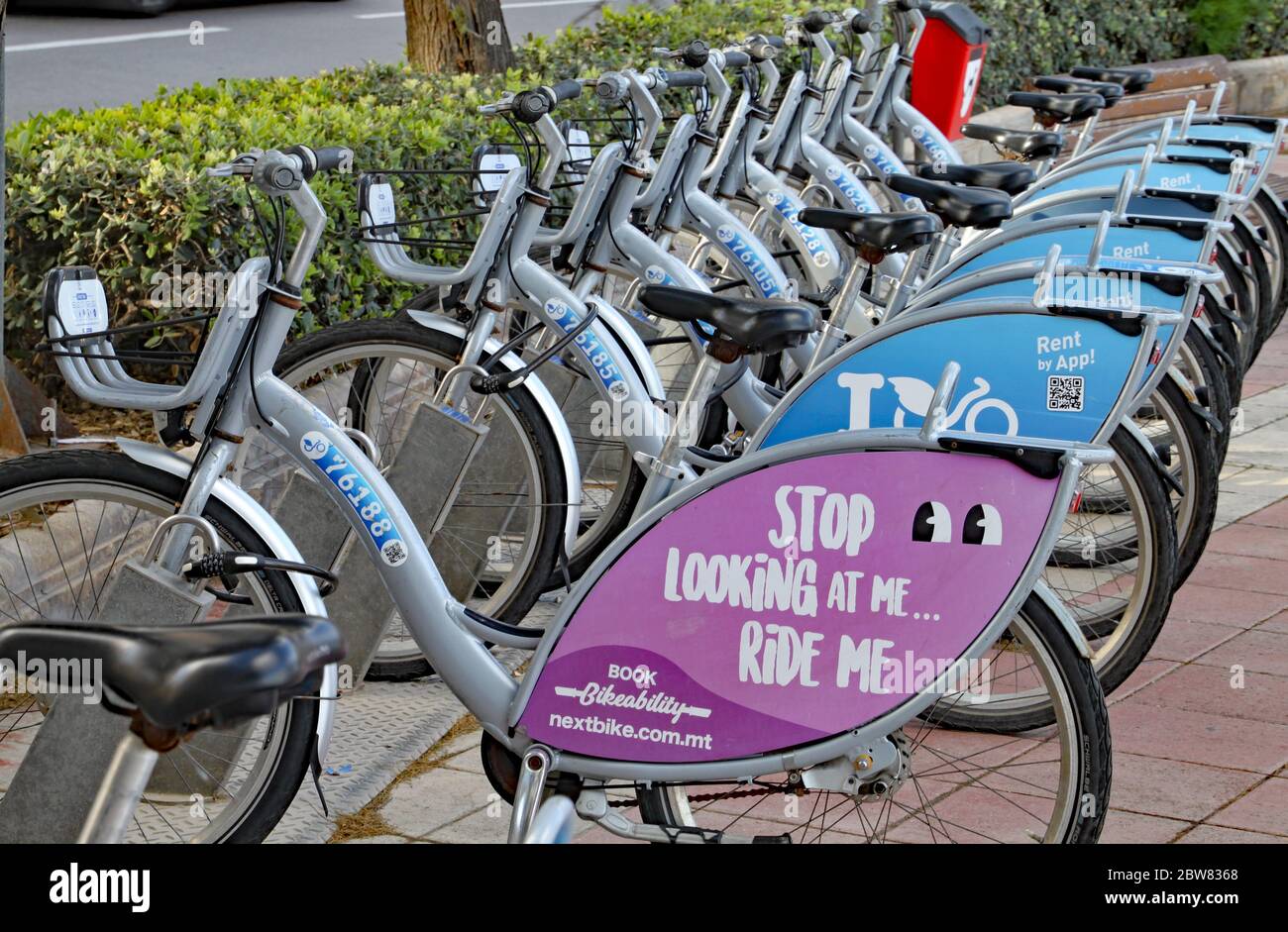 SLIEMA, MALTE - 11 NOVEMBRE 2019 : des vélos à louer sont mis à votre disposition dans la station d'accueil de Sliema. C'est un métho sain et respectueux de l'environnement Banque D'Images