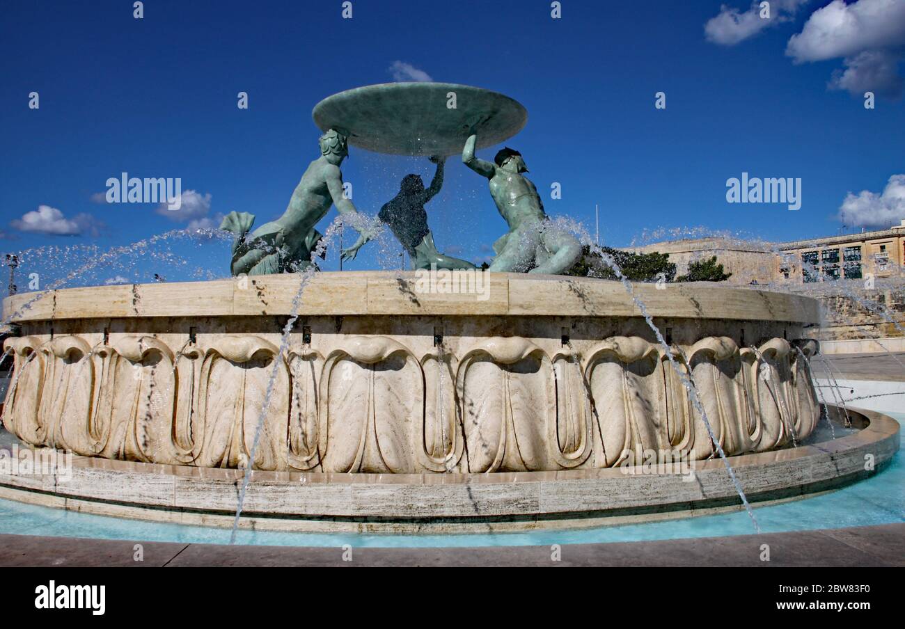 VALLETTA, MALTE - 10 NOVEMBRE 2019 : trois Tritons en bronze occupent un grand bassin aux portes de la ville. Banque D'Images