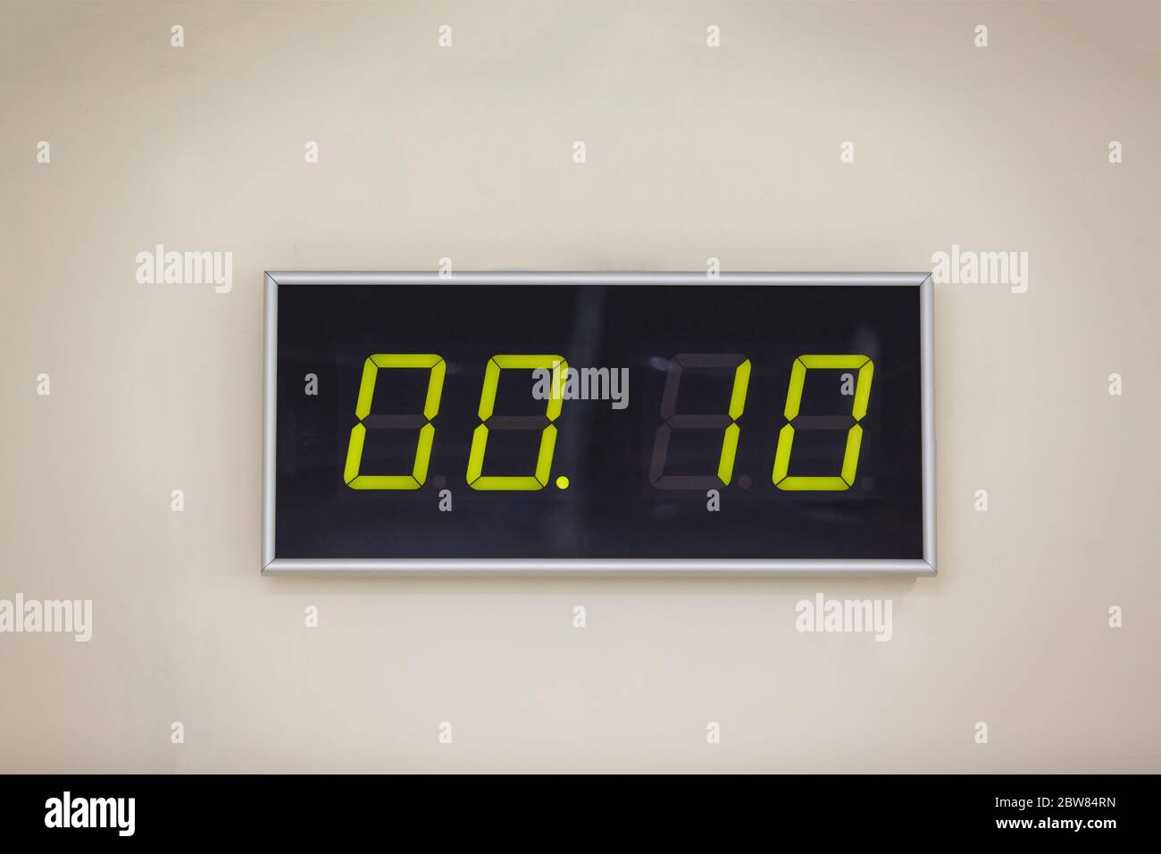 Horloge numérique noire sur fond blanc indiquant l'heure 00:10 Photo Stock  - Alamy