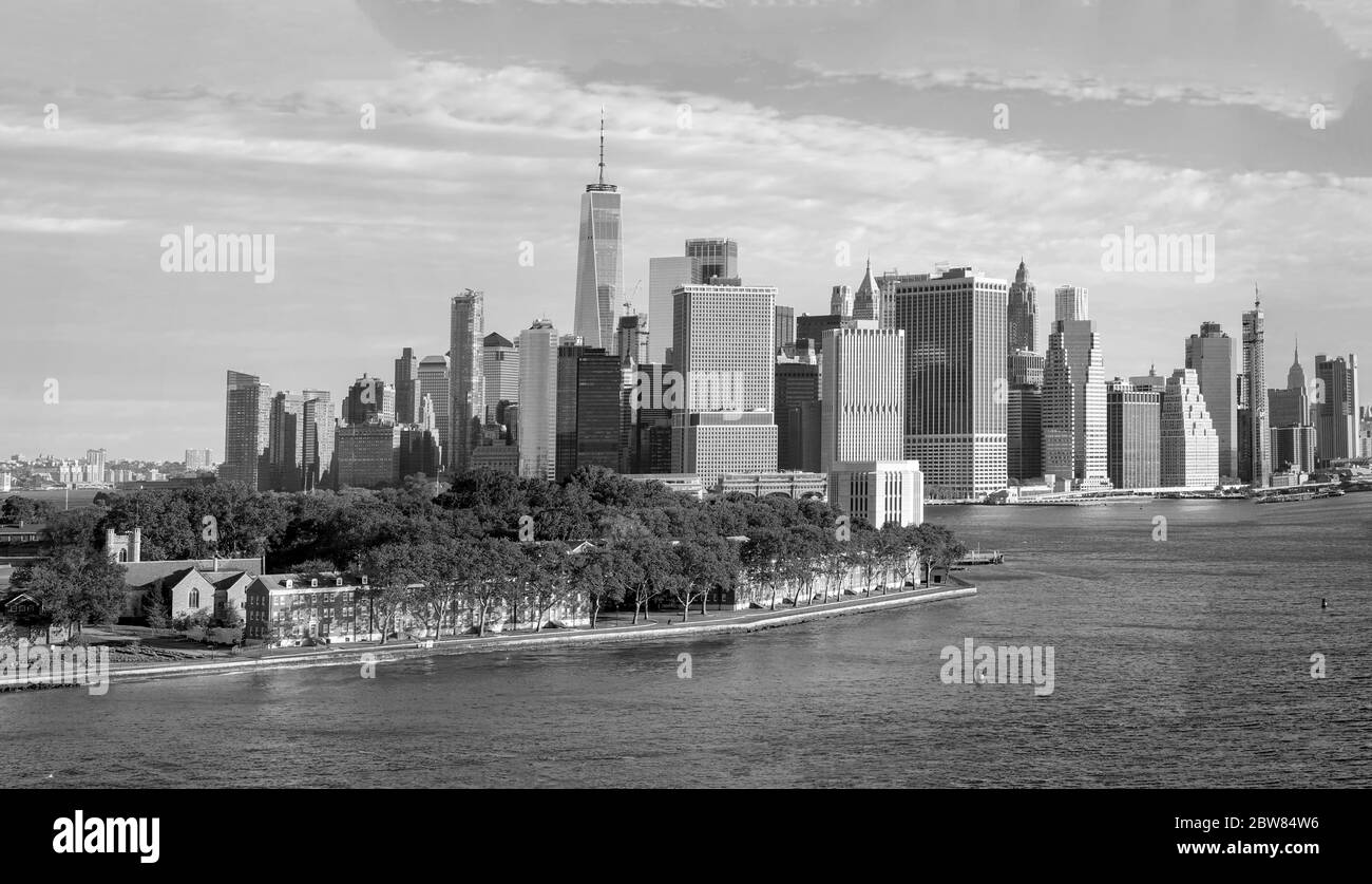 Manhattan Island Skyline New York City Sunrise Panorama Noir et blanc, réalisé à partir de plusieurs photos assemblées pour créer UNE photo à grande échelle Banque D'Images