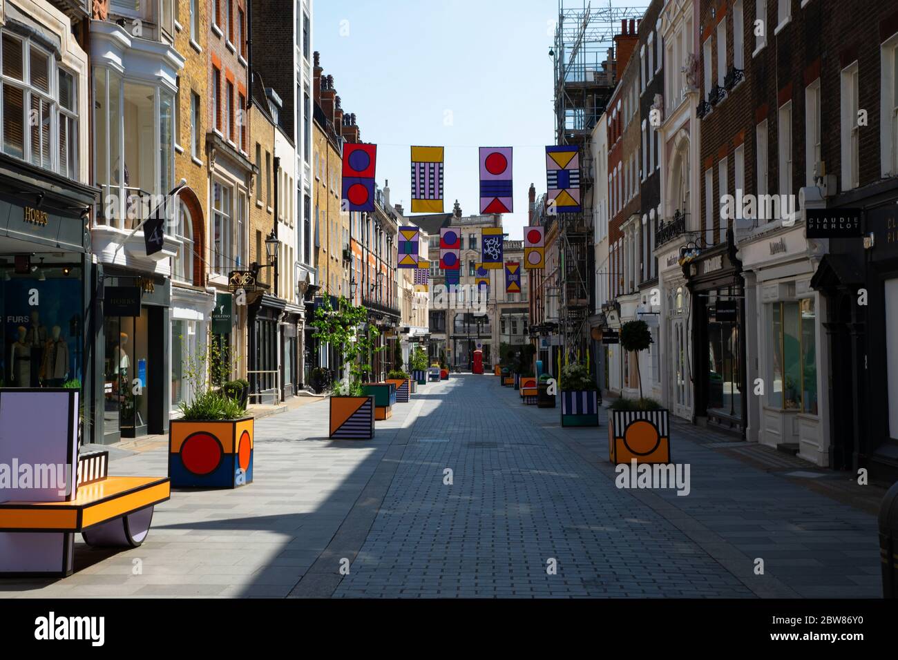 South Molton Street de Londres, vide de circulation et de personnes. Déserté en raison de la réglementation de confinement en place pendant l'épidémie de coronavirus. Banque D'Images