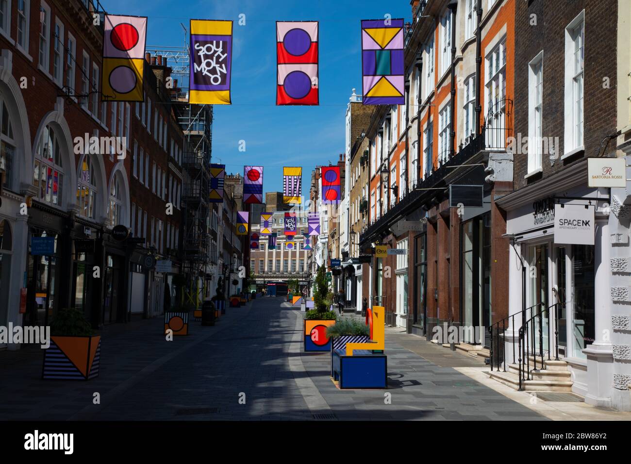 South Molton Street de Londres, vide de circulation et de personnes. Déserté en raison de la réglementation de confinement en place pendant l'épidémie de coronavirus. Banque D'Images