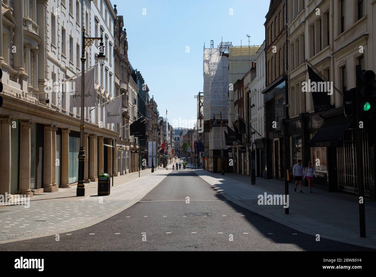 New Bond Street de Londres, vide de circulation et de personnes. Déserté en raison de la réglementation de confinement en place pendant l'épidémie de coronavirus. Banque D'Images