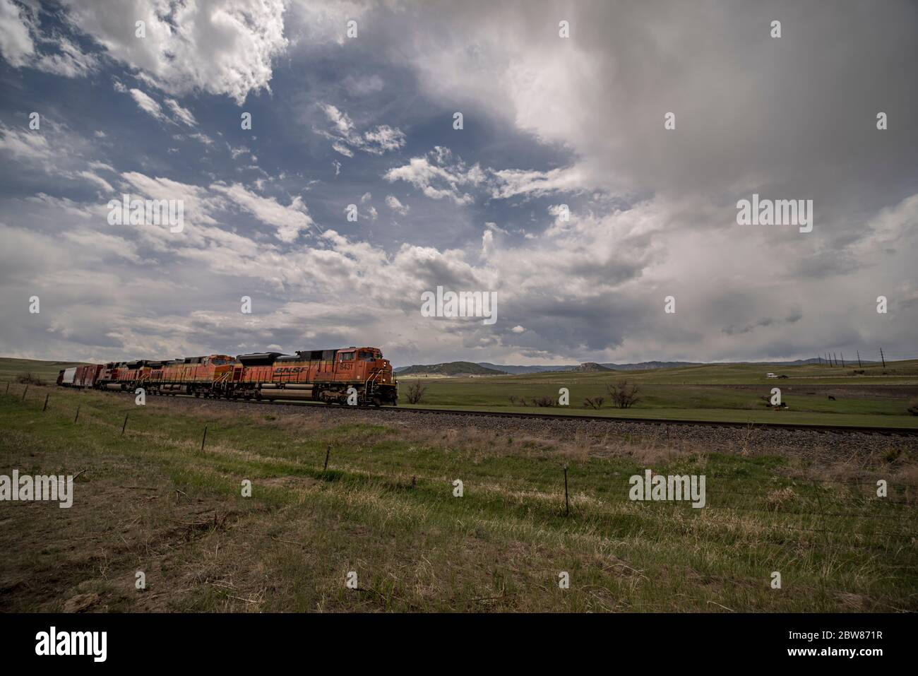 Locomotives de train de marchandises BNSF transport de marchandises par l'Open U.S. Range Land campagne Banque D'Images