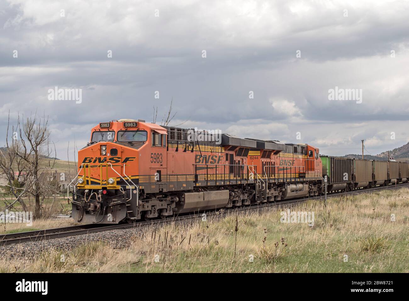 Locomotives de train de marchandises BNSF transport de marchandises par l'Open U.S. Range Land campagne Banque D'Images