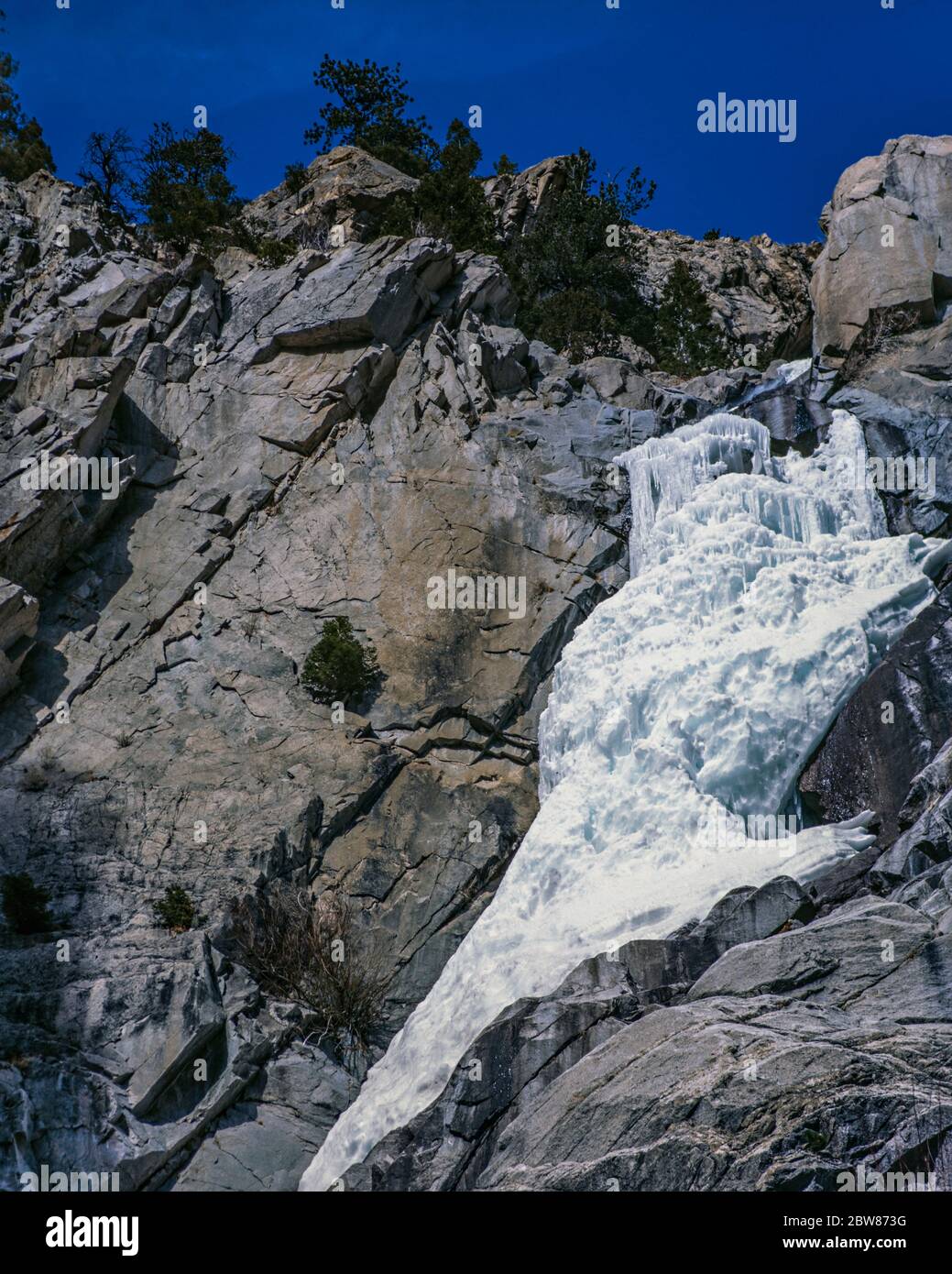 Les chutes Agnes Vaille, principalement congelées, photographiées par le dessous sur FILM POUR diapositives EKTACHROME E100 4X5 Banque D'Images