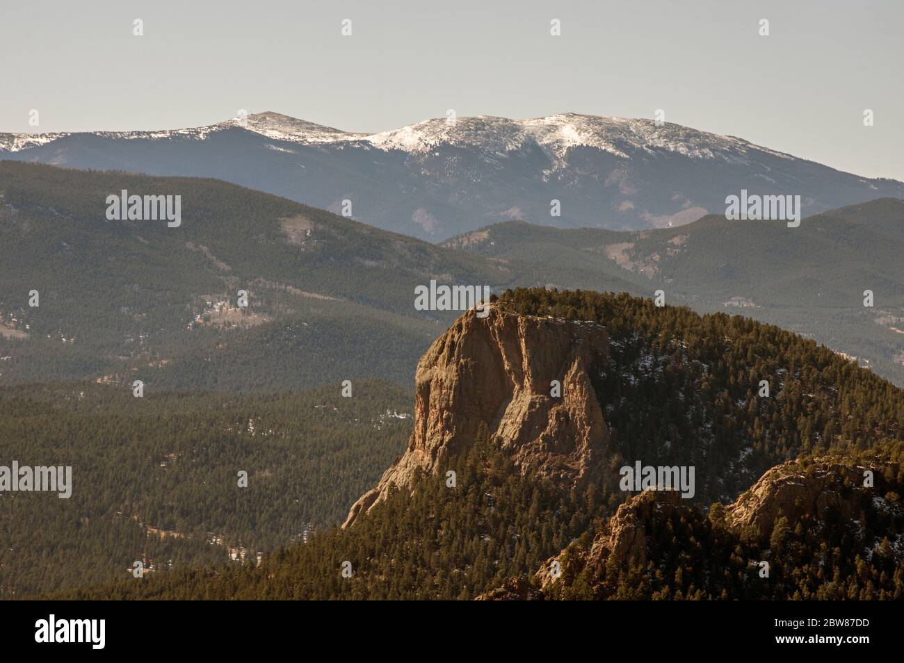 Lion's Head de Catamount surplombe dans le parc national de Staunton, Colorado, avec Boreas et Bald Mountains de la chaîne de front au loin Banque D'Images