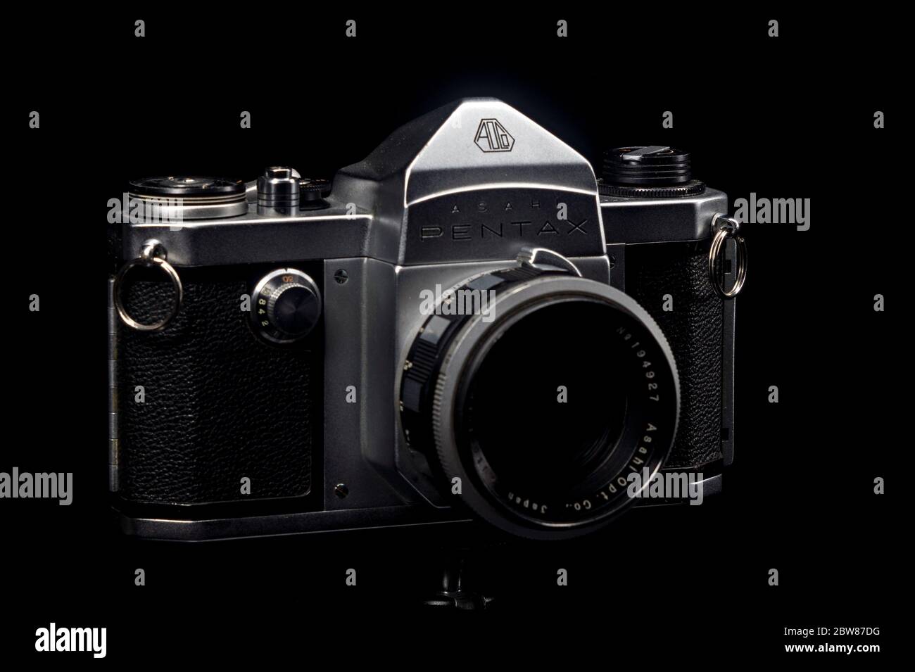 Vintage années 1950 35 mm Pentax film SLR sur un fond noir Melting in Shadows Banque D'Images