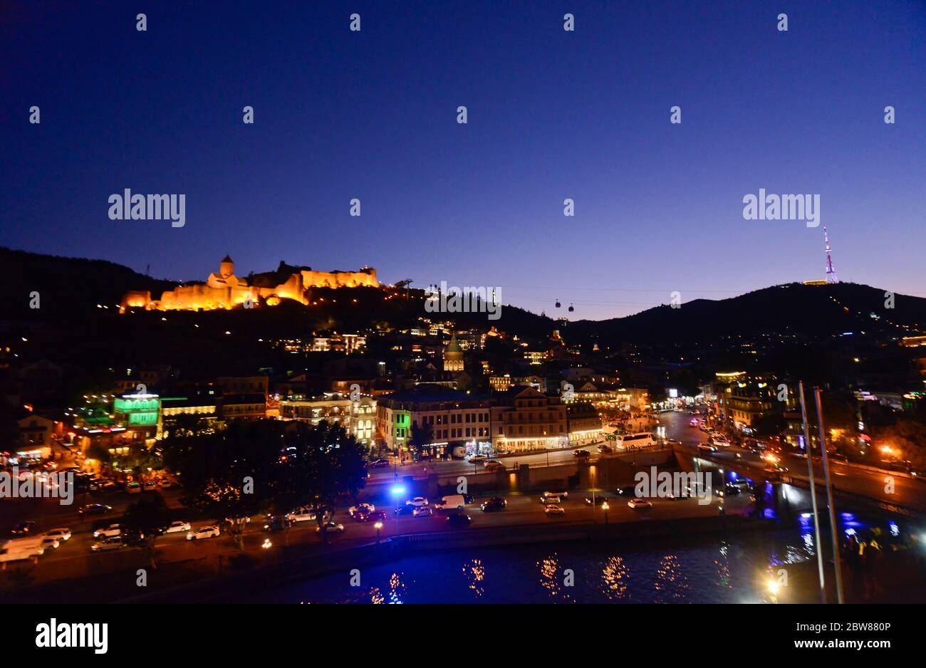 Tbilissi : vue panoramique le soir / crépuscule, avec la forteresse de Narikala, la rivière Kura, la colline Sololaki. République de Géorgie Banque D'Images