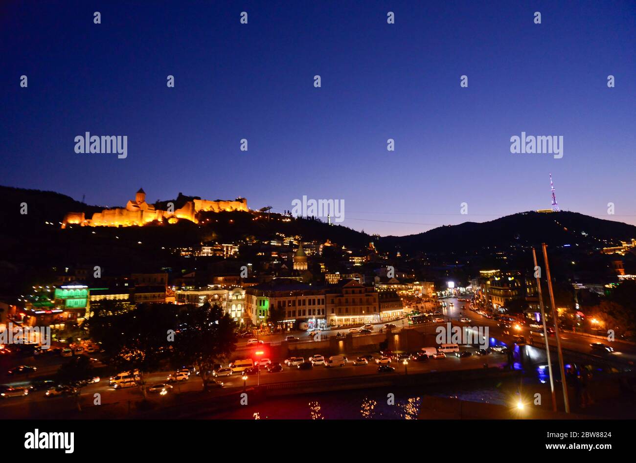 Tbilissi : vue panoramique en soirée / crépuscule, avec la forteresse de Narikala, la rivière Kura, la colline de Sololaki, le mont Mtatsminda. République de Géorgie Banque D'Images