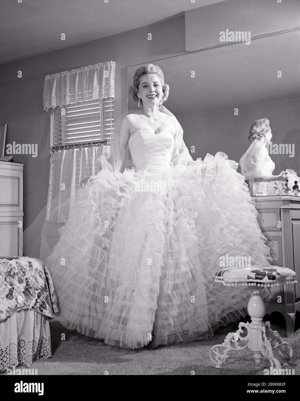 Evening gown 1950s Banque de photographies et d'images à haute résolution -  Alamy