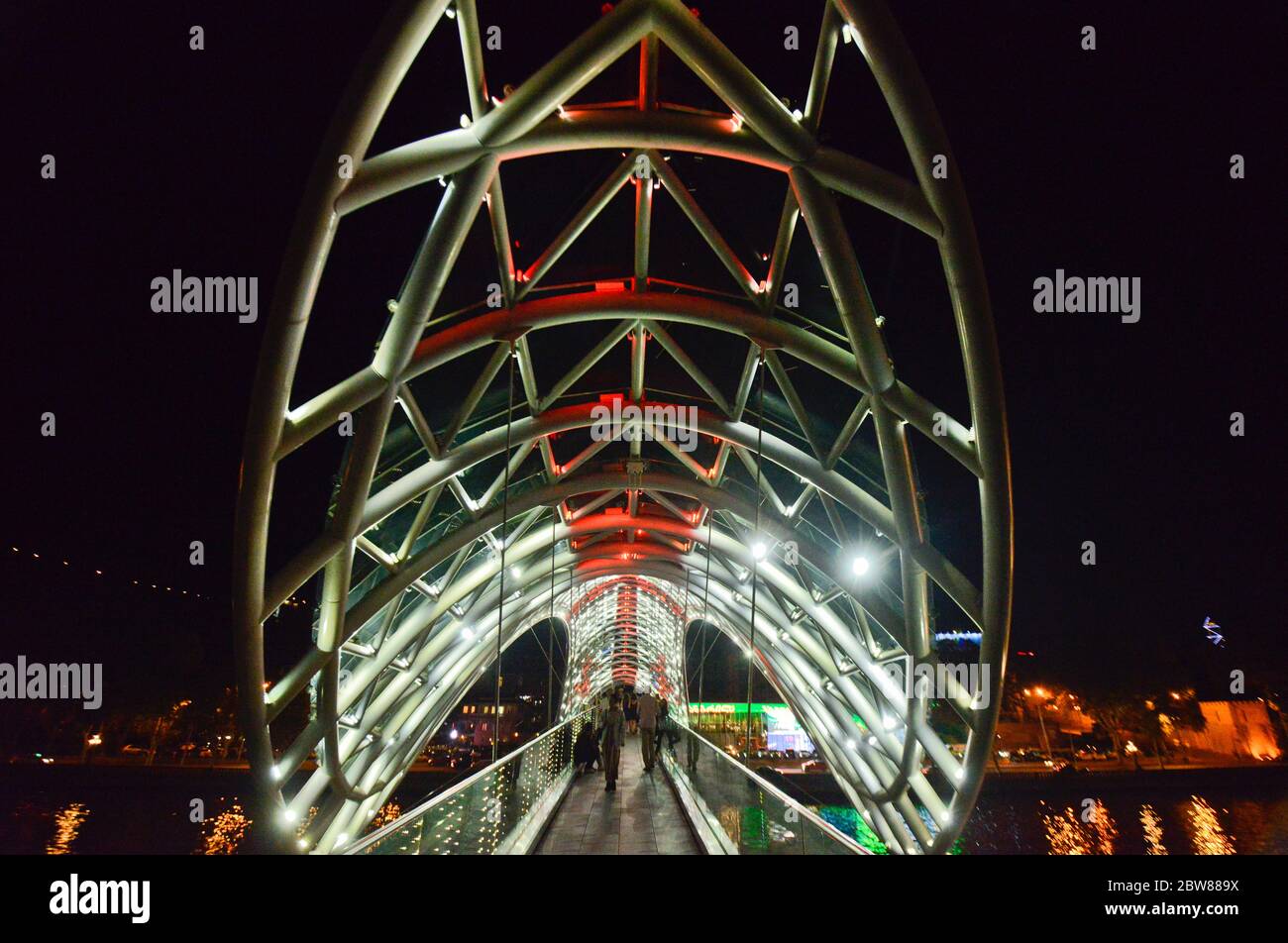 Tbilissi : pont de la paix la nuit. République de Géorgie Banque D'Images