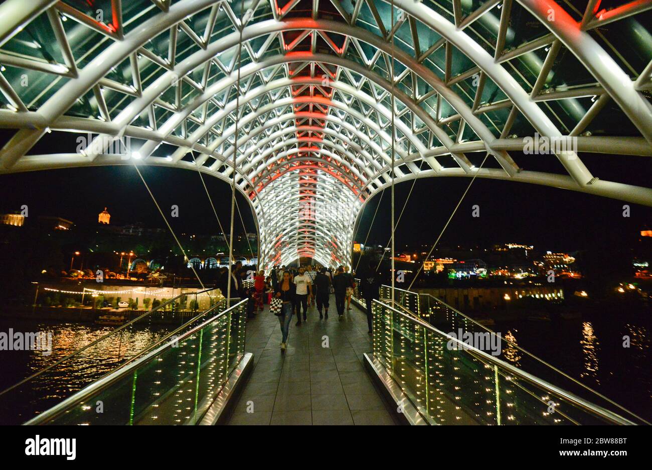 Tbilissi : pont de la paix la nuit. République de Géorgie Banque D'Images