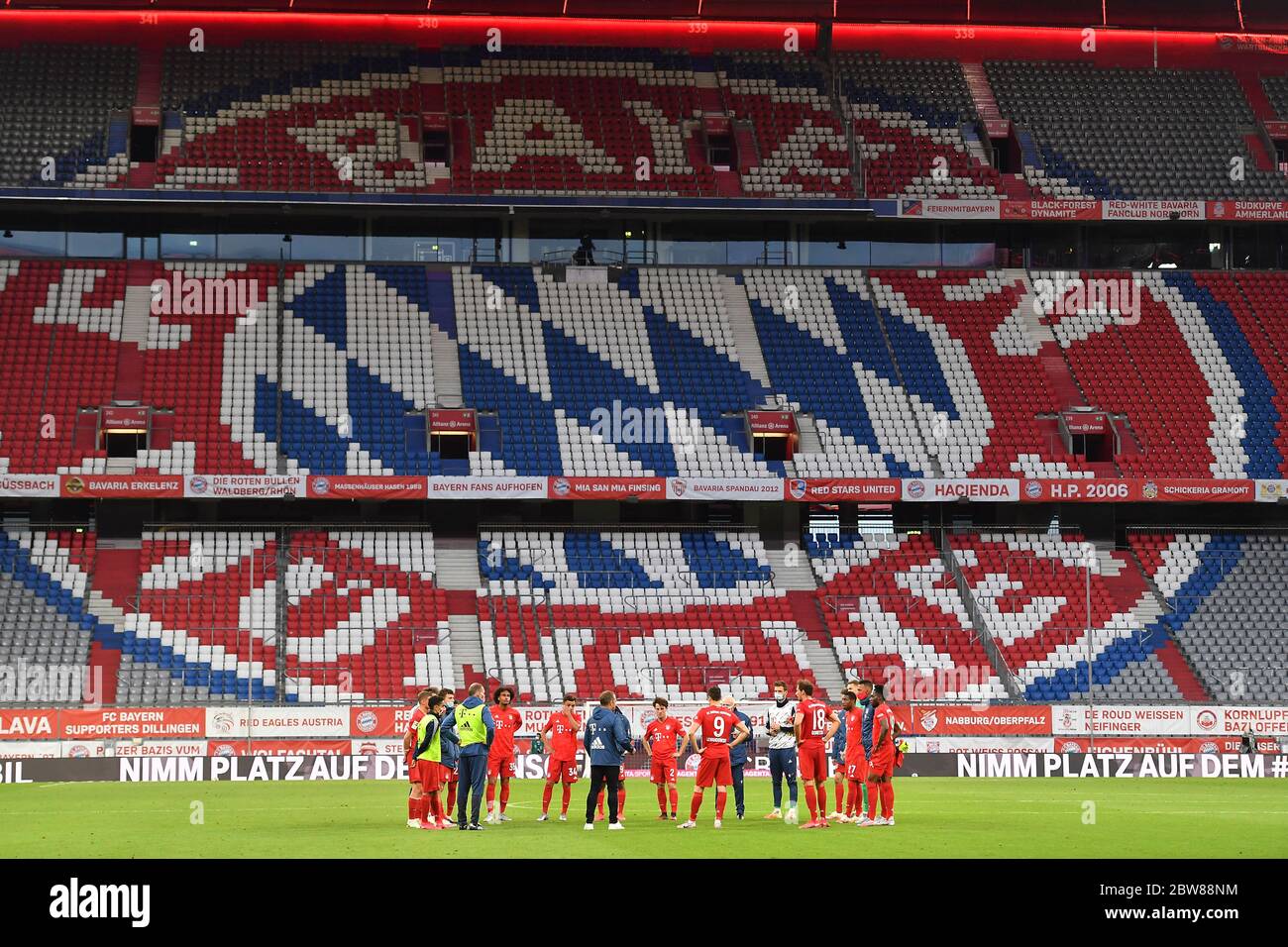 Muenchen, Allemagne, 30. Mai 2020, Trainer Hansi FCB, responsable d'équipe, entraîneur, entraîneur, après le match avec l'équipe beim Spiel 1.Bundesliga FC BAYERN MUENCHEN - FORTUNA DUESSELDORF dans der saison 2019/2020 am 29.Spieltag. Foto: © Peter Schatz / Alay Live News / Frank Hoermann/Sven Simon/Pool - LES RÈGLEMENTS DFL INTERDISENT TOUTE UTILISATION DE PHOTOGRAPHIES comme SÉQUENCES D'IMAGES et/ou QUASI-VIDÉO - agences de presse nationales et internationales HORS usage éditorial SEULEMENT Banque D'Images