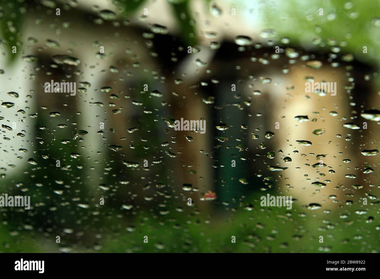 Gouttes de pluie sur la glace du pare-brise. Banque D'Images