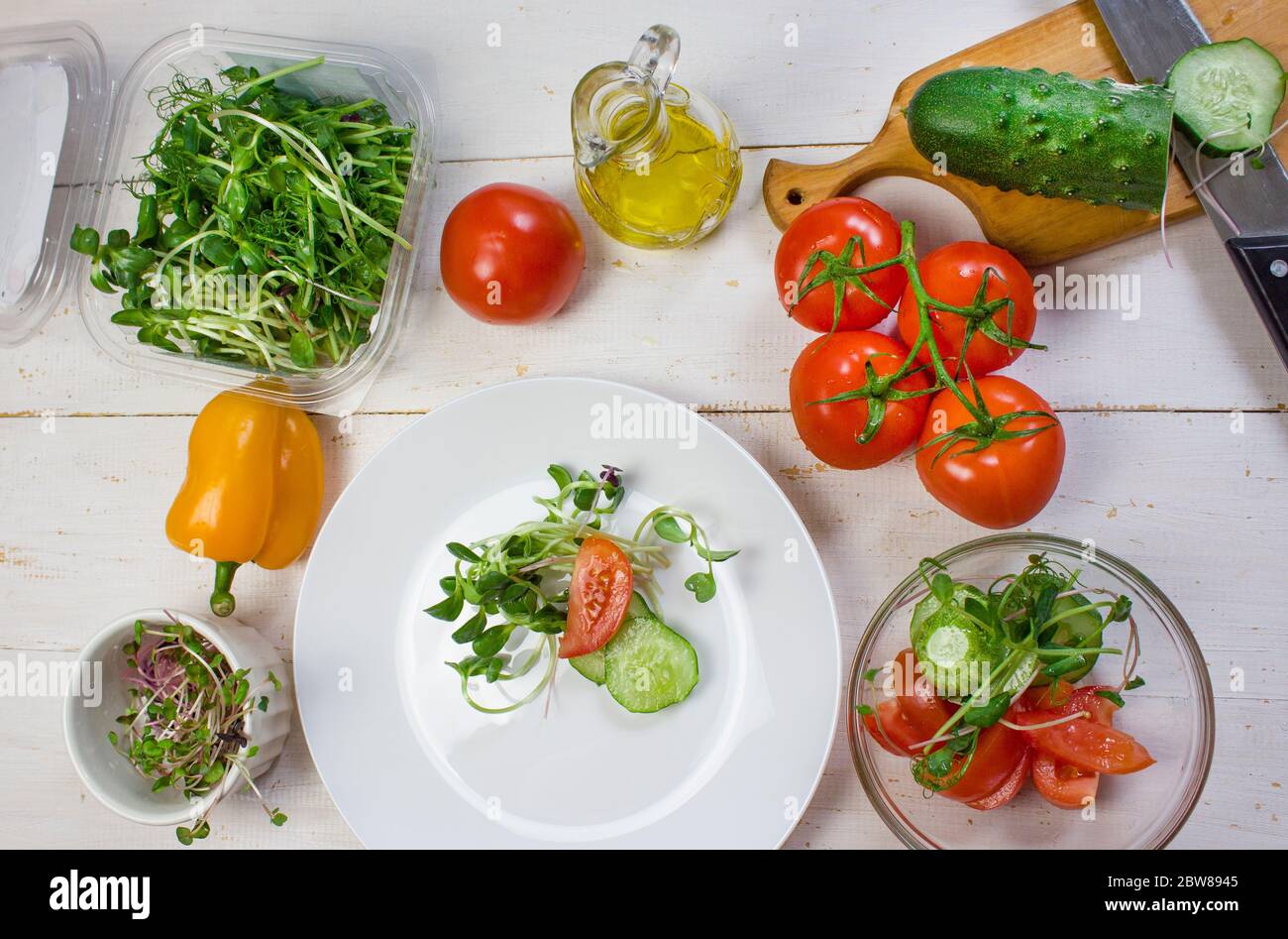 Haricots microverts. Microgreens. Concept de saine alimentation. Haricots germés, radis, tournesol. Concept de cuisine. Aliments biologiques. Vue de dessus. Co. Bannière Banque D'Images