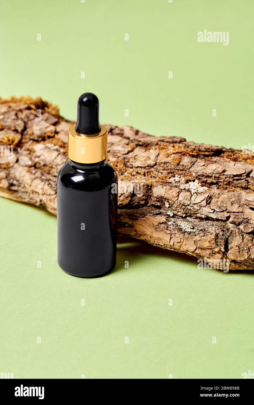 Soins de beauté. Acide lactique anti-âge isolé sur le rose du brunch des arbres Banque D'Images