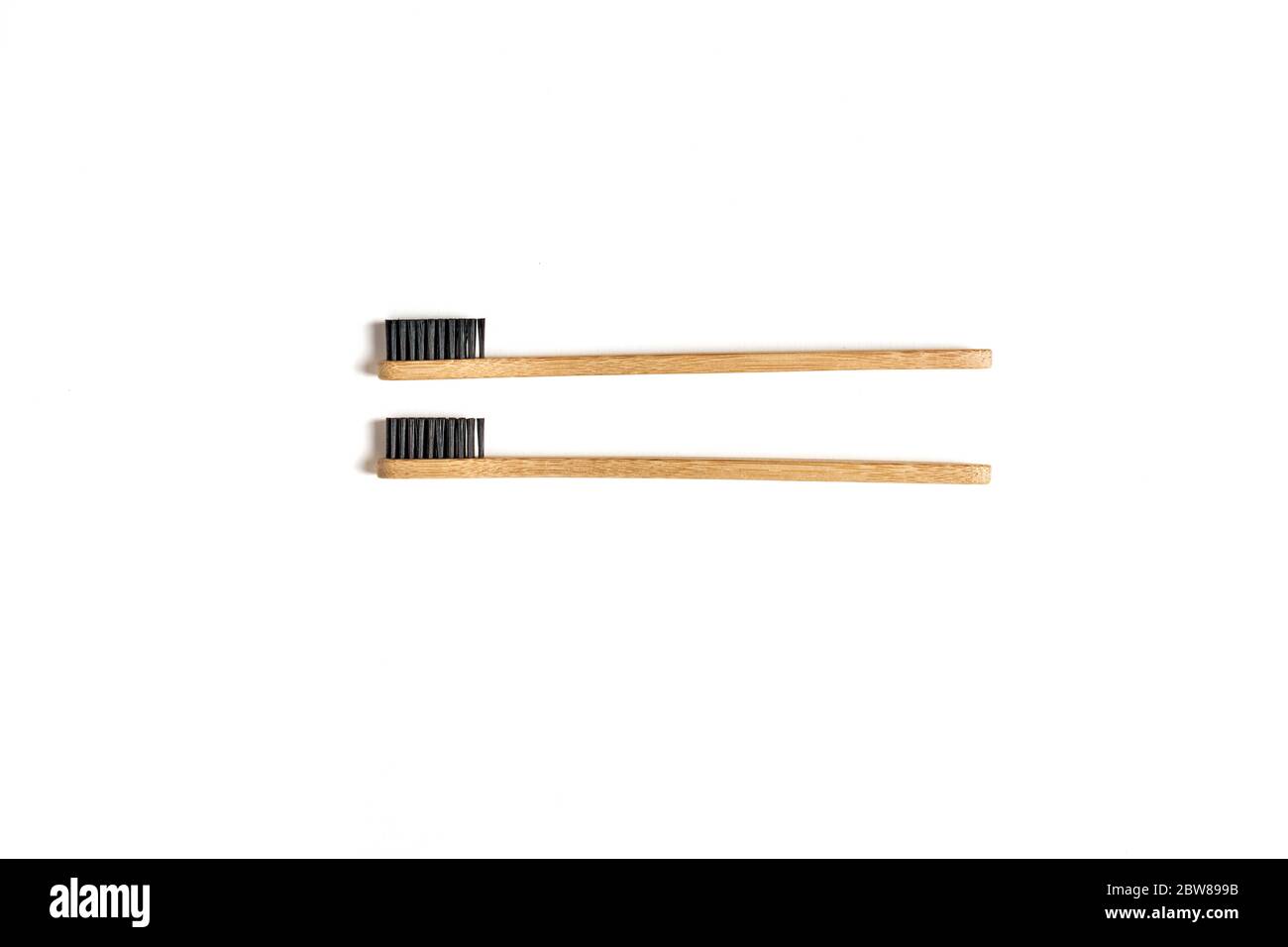 Concept écologique. Deux brosses à dents en bambou isolées sur la vue de dessus blanche Banque D'Images
