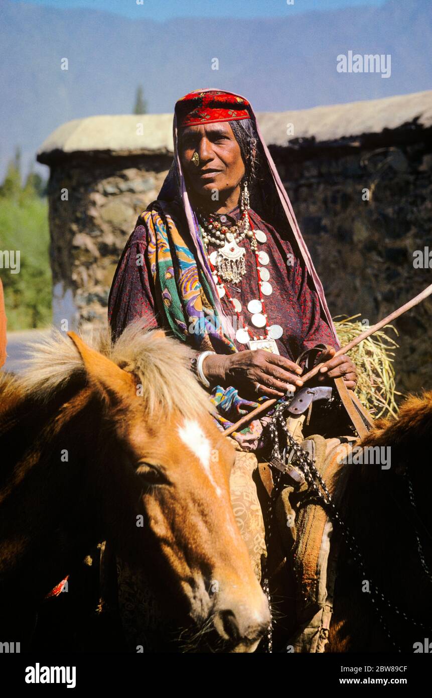 ANNÉES 1970 FEMME NOMADE BEJEWELED À CHEVAL SRINAGAR CACHEMIRE INDE - KR29456 LAN001 HARS BAGUE NASALE NOMADE BEJEWELED MAMMIFÈRE ADULTE MOYEN-ADULTE FEMME NOMADE ANCIENNE Banque D'Images