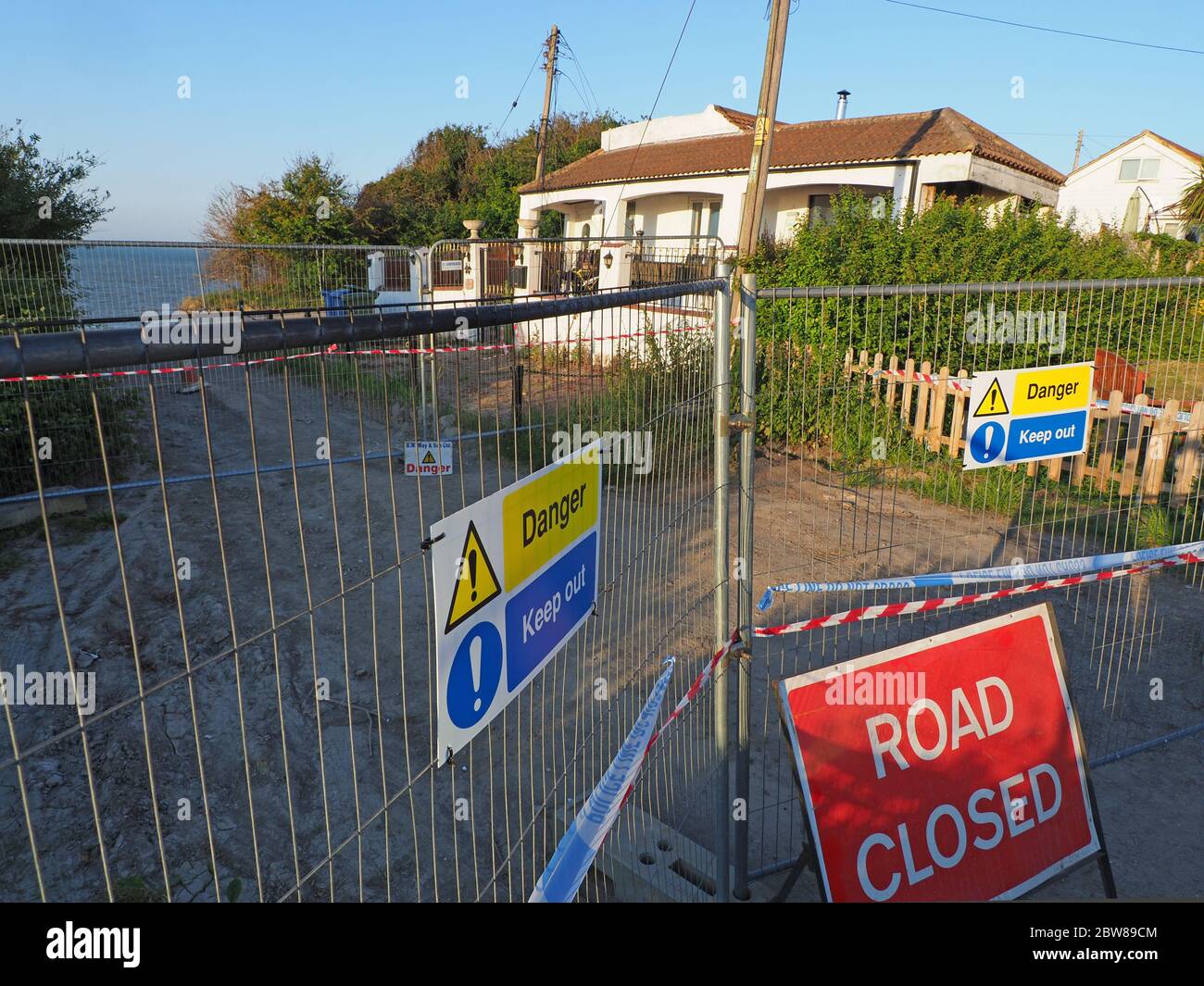 Eastchurch, Kent, Royaume-Uni. 30 mai 2020. Une partie des falaises de l'île de Shepey se sont effondrées pendant la nuit à Eastchurch, menant à l'évacuation de 20 propriétés, avec une maison laissée dangereusement près du bord - photographié. Crédit : James Bell/Alay Live News Banque D'Images