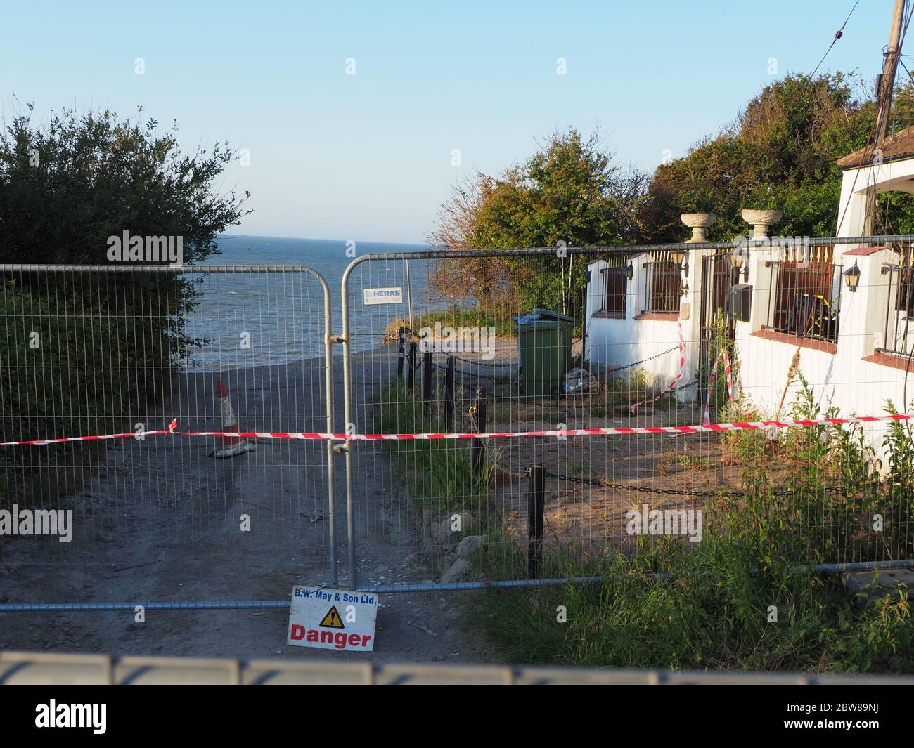 Eastchurch, Kent, Royaume-Uni. 30 mai 2020. Une partie des falaises de l'île de Shepey se sont effondrées pendant la nuit à Eastchurch, menant à l'évacuation de 20 propriétés, avec une maison laissée dangereusement près du bord - photographié. Crédit : James Bell/Alay Live News Banque D'Images