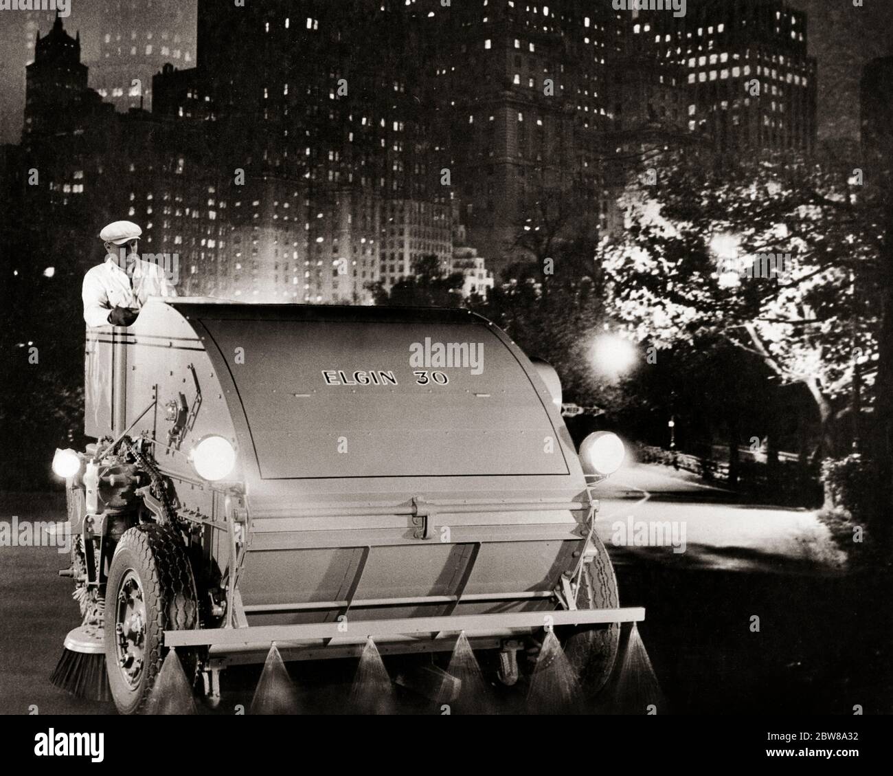ANNÉES 1940 ANONYME HOMME ASSAINISSEMENT TRAVAILLEUR EN SERVICE SIMPLIFIÉ STREET SWEEPER LA NUIT SUR LA ROUTE DANS LE CENTRE DE PARK NEW YORK VILLE USA - Q45403 CPC001 EMPLOIS HARS ÉTATS-UNIS COPIER L'ESPACE PERSONNES PLEINE LONGUEUR INSPIRATION ÉTATS-UNIS D'AMÉRIQUE HOMMES MÉCANIQUE B&W AMÉRIQUE DU NORD BUTS NORTH AMERICAN BLUE COLLIER COMPÉTENCE PROFESSIONNELLE MANUEL SERVICE CLIENT EXTÉRIEUR ANGLE BAS PUISSANT PROGRÈS INNOVATION FIERTÉ DU TRAVAIL LAVE-LINGE EMPLOI NYC PROFESSIONS SWEEPER CONNEXION RATIONNALISÉE NEW YORK VILLES NEW YORK CITY ASSAINISSEMENT EMPLOYÉ COOPÉRATION PROFESSIONNELLE HOMME MOYEN-ADULTE SOLUTIONS DE PRÉCISION Banque D'Images