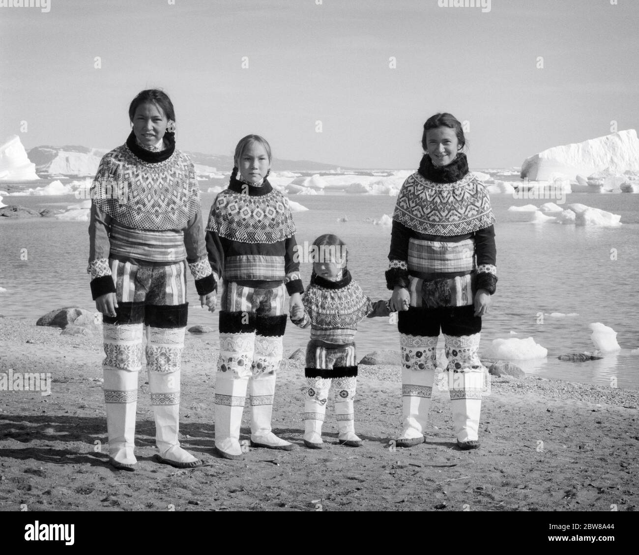 ANNÉES 1950 ENFANTS INUITS GROENLANDAIS PORTANT UNE ROBE NATIONALE REGARDANT LA CAMÉRA DEBOUT SUR LES RIVES DE LA BAIE DE DISKO OUEST DU GROENLAND - R19976 LUT001 HARS RURAL BAY SAINTETÉ MAISON VIE NATIONAL COPIE ESPACE AMITIÉ PERSONNES PLEINE LONGUEUR INDIENS TRADITIONNELS ADOLESCENTE FILLE WESTERN FRÈRES ET SŒURS CONFIANCE B&W AMÉRIQUE DU NORD CONTACT VISUEL FIERTÉ NORD-AMÉRICAINE DU BONHEUR LES PULLS FRÈRES CONNEXION INUIT AMICAL ÉLÉGANT ADOLESCENT INDIGÈNE DISKO CROISSANCE JEUNES NATIFS AMÉRICAINS PRÉ-ADOLESCENT FILLES RIVAGES ENSEMBLE NOIR ET BLANC GROENLAND INDIGÈNE ANCIEN MODE Banque D'Images