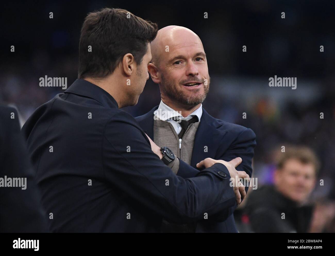 LONDRES, ANGLETERRE - 30 AVRIL 2019 : Mauricio Pochettino, directeur de Tottenham, salue Erik Ten Hag (R), entraîneur-chef d'Ajax avant sa première partie du match de demi-finale de la Ligue des champions de l'UEFA 2018/19 entre Tottenham Hotspur (Angleterre) et AFC Ajax (pays-Bas) au stade Tottenham Hotspur. Banque D'Images