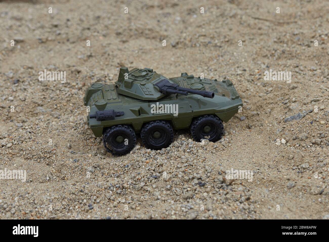 Un gros plan d'un véhicule militaire de jouet vert sur un sable Photo Stock  - Alamy