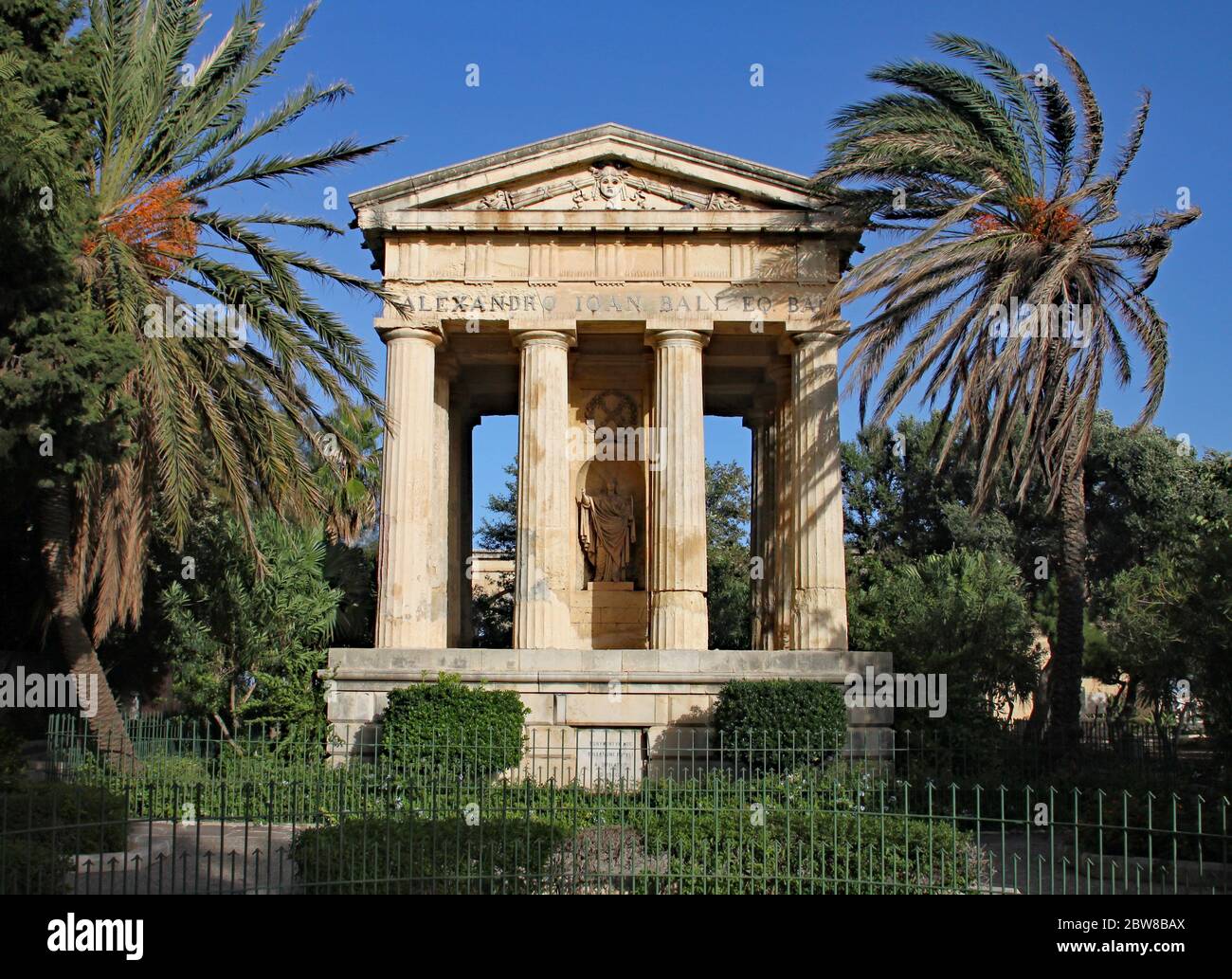 JARDINS DU BARRAKKA INFÉRIEUR, VALLETTA, MALTE - 16 NOVEMBRE 2019 : le monument de style néoclassique dédié à Sir Alexander ball, ancien amiral arrière Banque D'Images