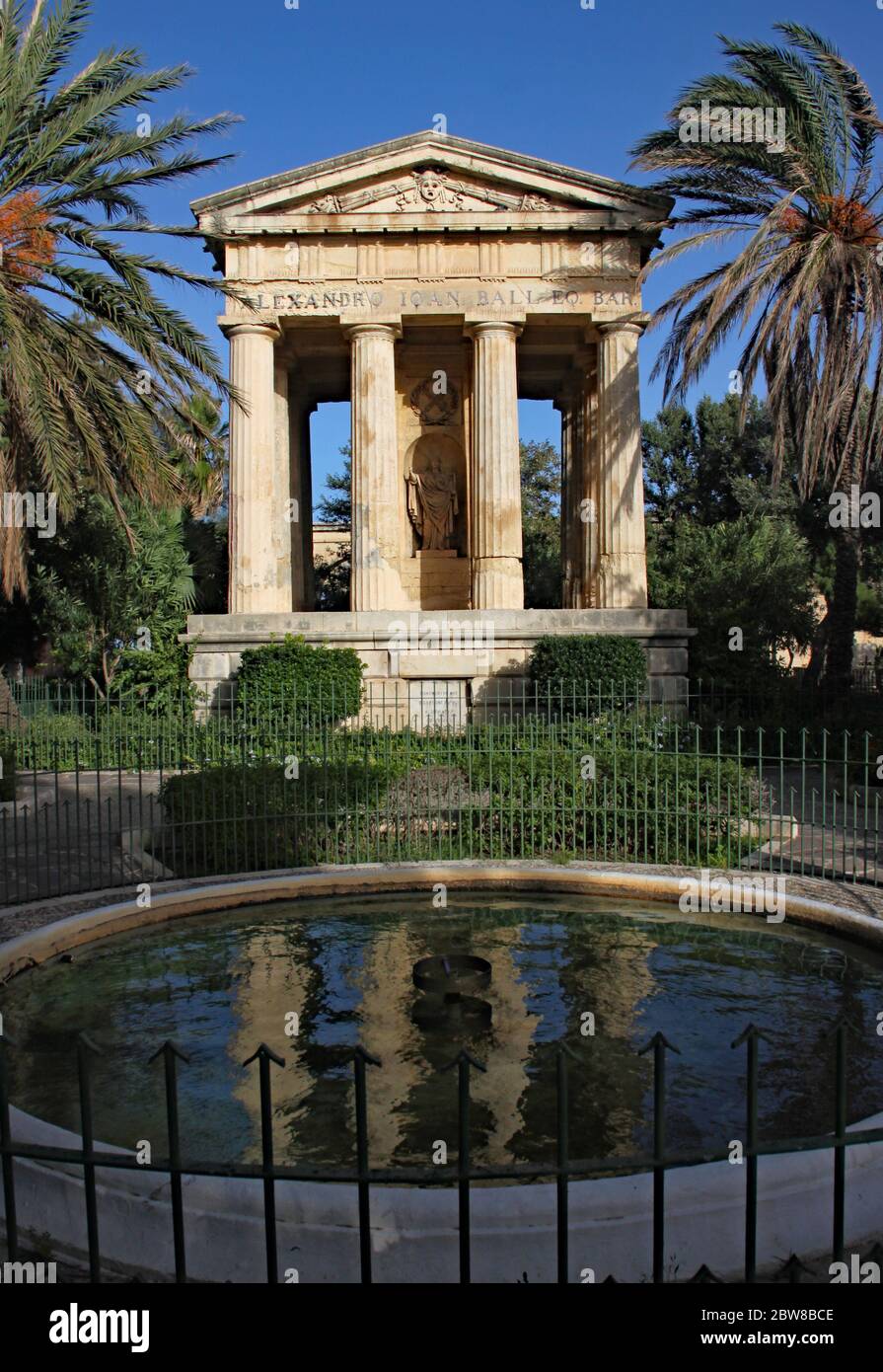 JARDINS DU BARRAKKA INFÉRIEUR, VALLETTA, MALTE - 16 NOVEMBRE 2019 : le monument de style néoclassique dédié à Sir Alexander ball, ancien amiral arrière Banque D'Images