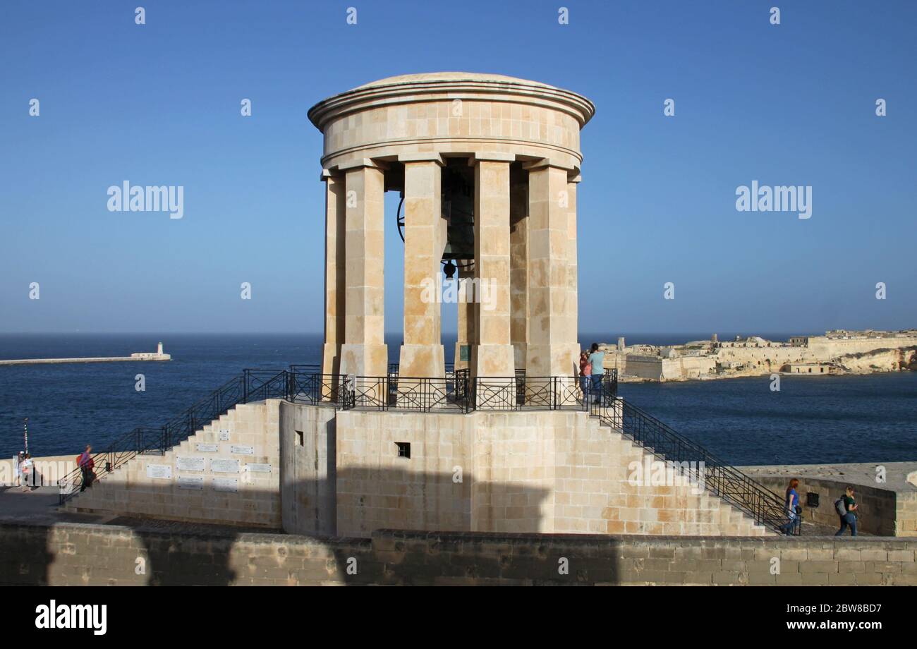 JARDINS DU BARRAKKA INFÉRIEUR, VALLETTA, MALTE - 16 NOVEMBRE 2019 : le mémorial de la guerre de Siege Bell. Construit en 1992 pour commémorer le courage de la peo maltaise Banque D'Images
