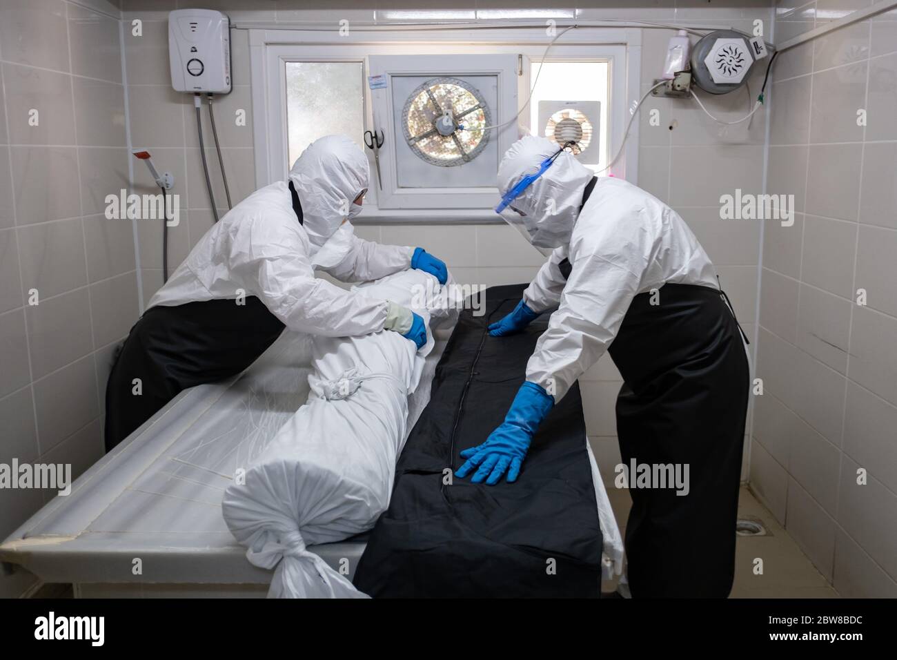 Istanbul, Turquie. 30 mai 2020. Les employés de la morgue municipale d'Istanbul, portant des costumes de protection et des masques, préparent le corps d'un homme qui est mort de COVID-19 dans la morgue de Cekmekoy. Crédit : Yasin Akgul/dpa/Alay Live News Banque D'Images