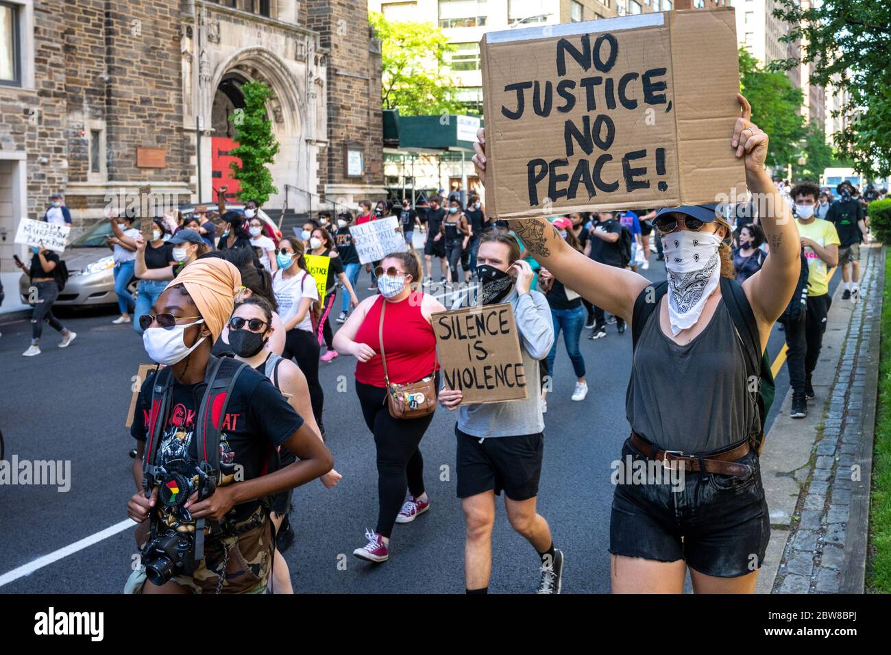 New York, États-Unis. 30 mai 2020. Les manifestants défilent dans l'Upper East Side de New York pour protester contre la brutalité policière suite à la mort de George Floyd aux mains de la police de Minneapolis. Credit: Enrique Shore/Alay Live News Banque D'Images