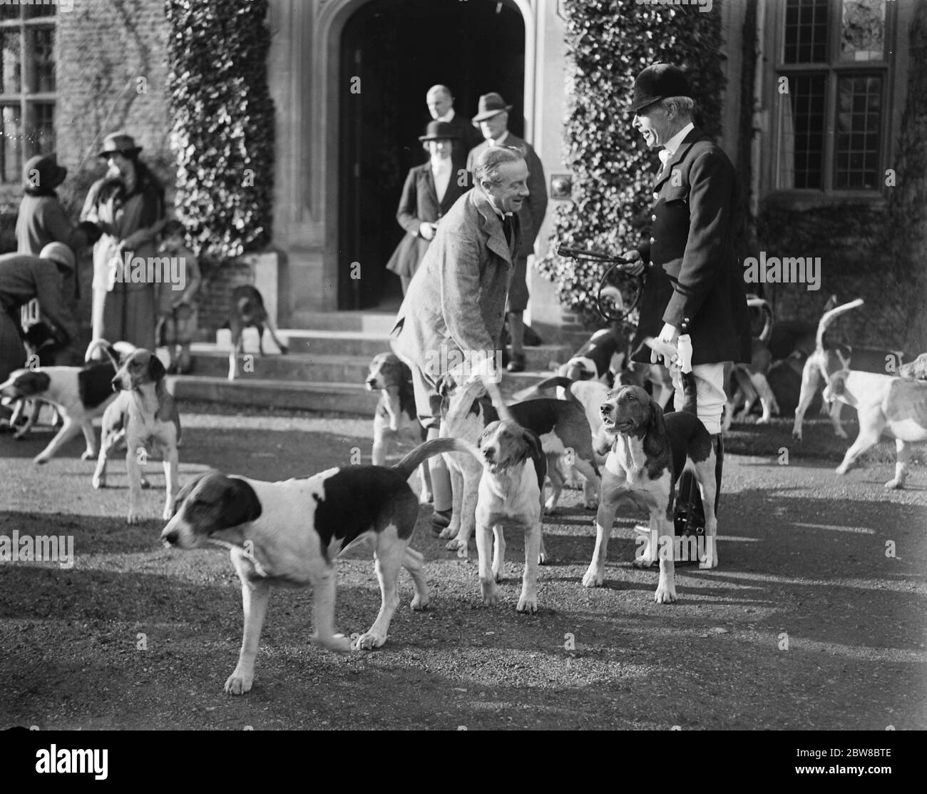 Les anciens Hounds de Berkeley se rencontrent aux Chequers . M. Baldwin se faire des amis avec les huds . 24 janvier 1925 Banque D'Images