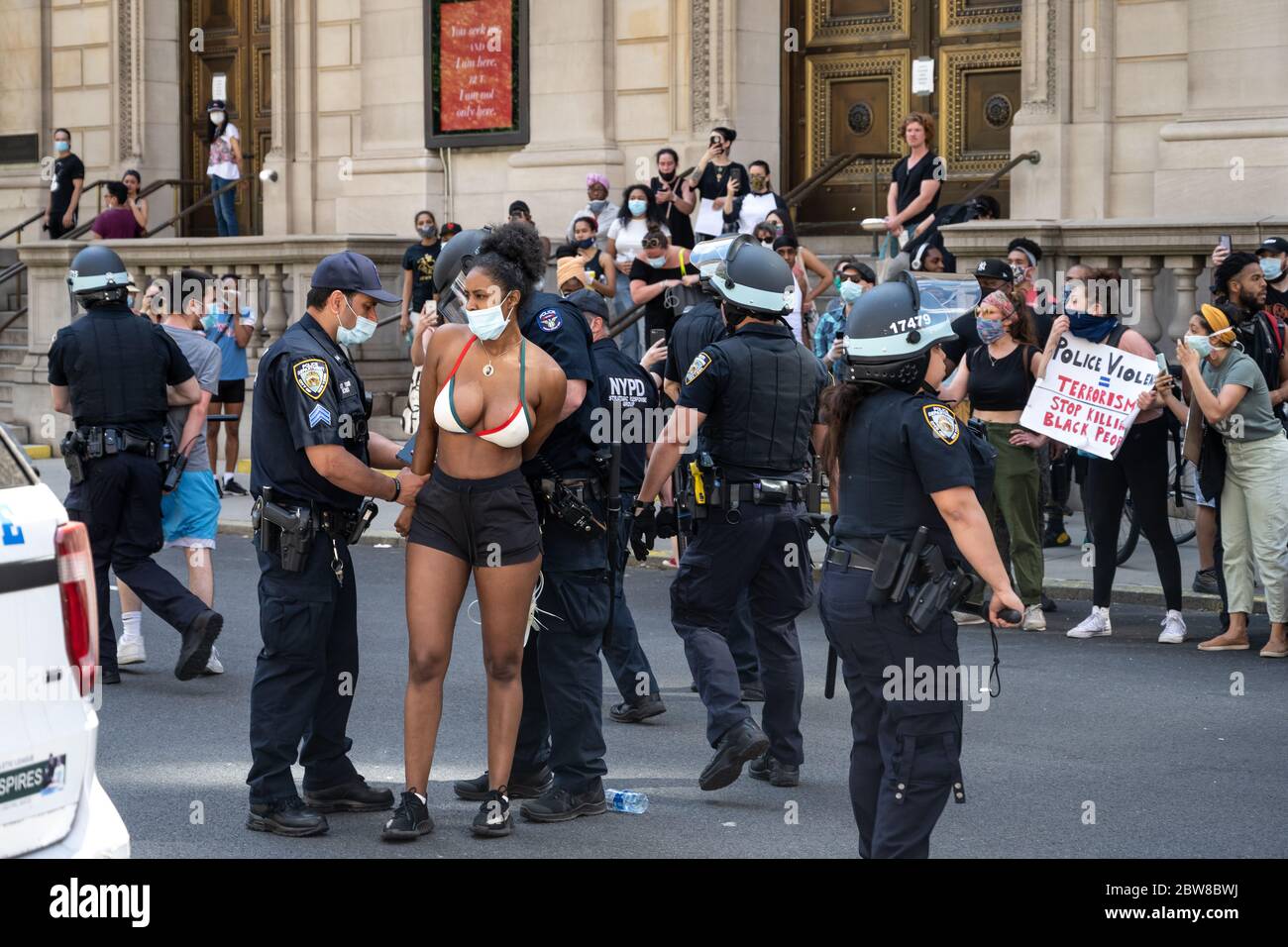 New York, États-Unis. 30 mai 2020. La police arrête des manifestants alors qu'ils marchaient dans l'Upper East Side de New York pour protester contre la brutalité de la police à la suite du décès de George Floyd aux mains de la police de Minneapolis. Credit: Enrique Shore/Alay Live News Banque D'Images