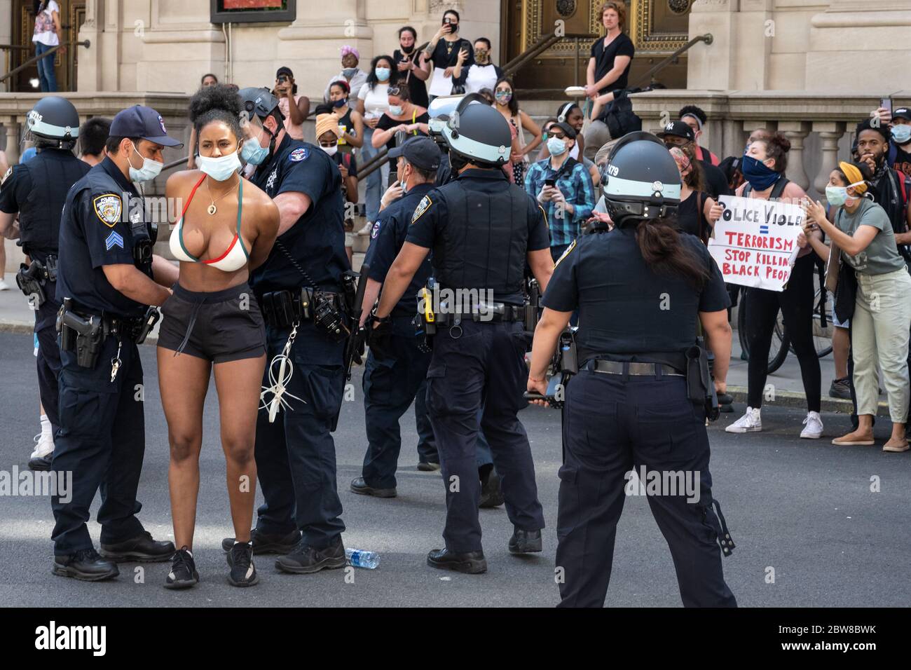 New York, États-Unis. 30 mai 2020. La police arrête des manifestants alors qu'ils marchaient dans l'Upper East Side de New York pour protester contre la brutalité de la police à la suite du décès de George Floyd aux mains de la police de Minneapolis. Credit: Enrique Shore/Alay Live News Banque D'Images
