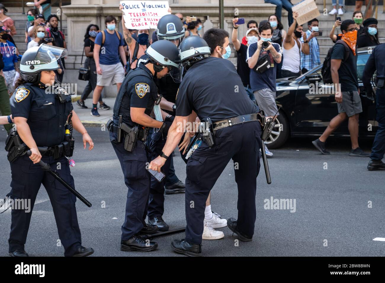 New York, États-Unis. 30 mai 2020. La police arrête des manifestants alors qu'ils marchaient dans l'Upper East Side de New York pour protester contre la brutalité de la police à la suite du décès de George Floyd aux mains de la police de Minneapolis. Credit: Enrique Shore/Alay Live News Banque D'Images