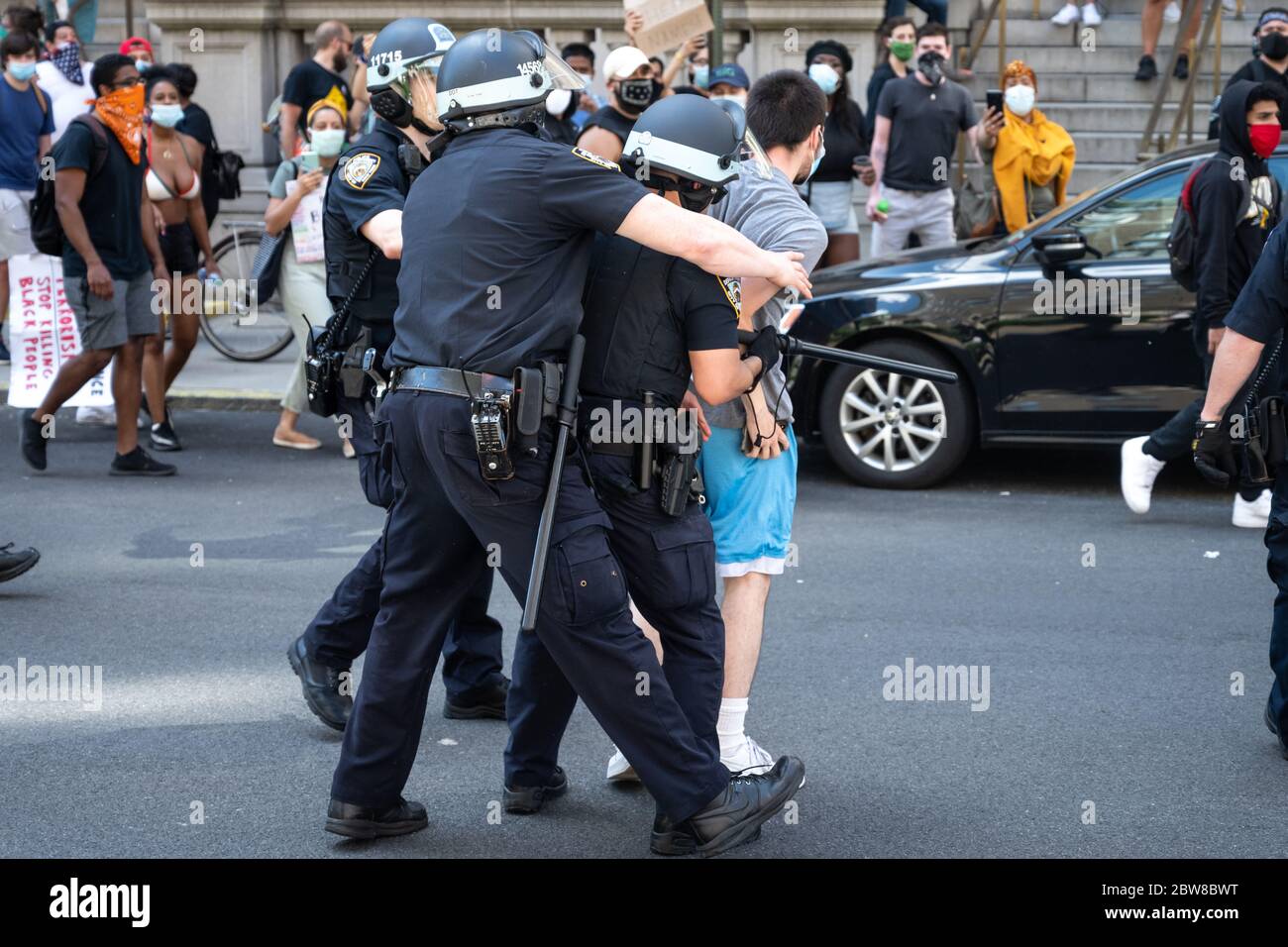 New York, États-Unis. 30 mai 2020. La police arrête des manifestants alors qu'ils marchaient dans l'Upper East Side de New York pour protester contre la brutalité de la police à la suite du décès de George Floyd aux mains de la police de Minneapolis. Credit: Enrique Shore/Alay Live News Banque D'Images