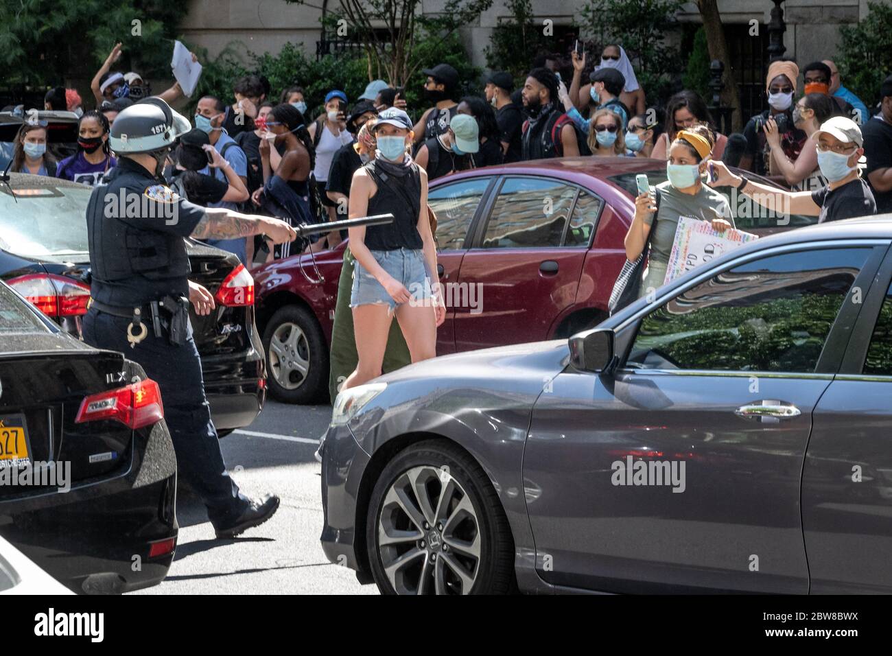New York, États-Unis. 30 mai 2020. La police empêche les manifestants de marcher dans l'Upper East Side de New York pour protester contre la brutalité policière suite à la mort de George Floyd aux mains de la police de Minneapolis. Credit: Enrique Shore/Alay Live News Banque D'Images