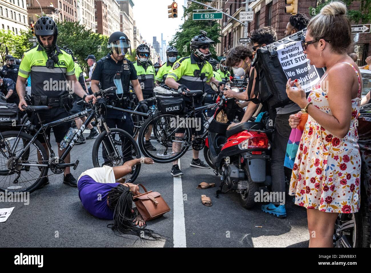 New York, États-Unis. 30 mai 2020. Un manifestant est poussé vers le sol alors que la police bloque une marche dans l'Upper East Side de New York pour protester contre la brutalité policière suite à la mort de George Floyd aux mains de la police de Minneapolis. Credit: Enrique Shore/Alay Live News Banque D'Images