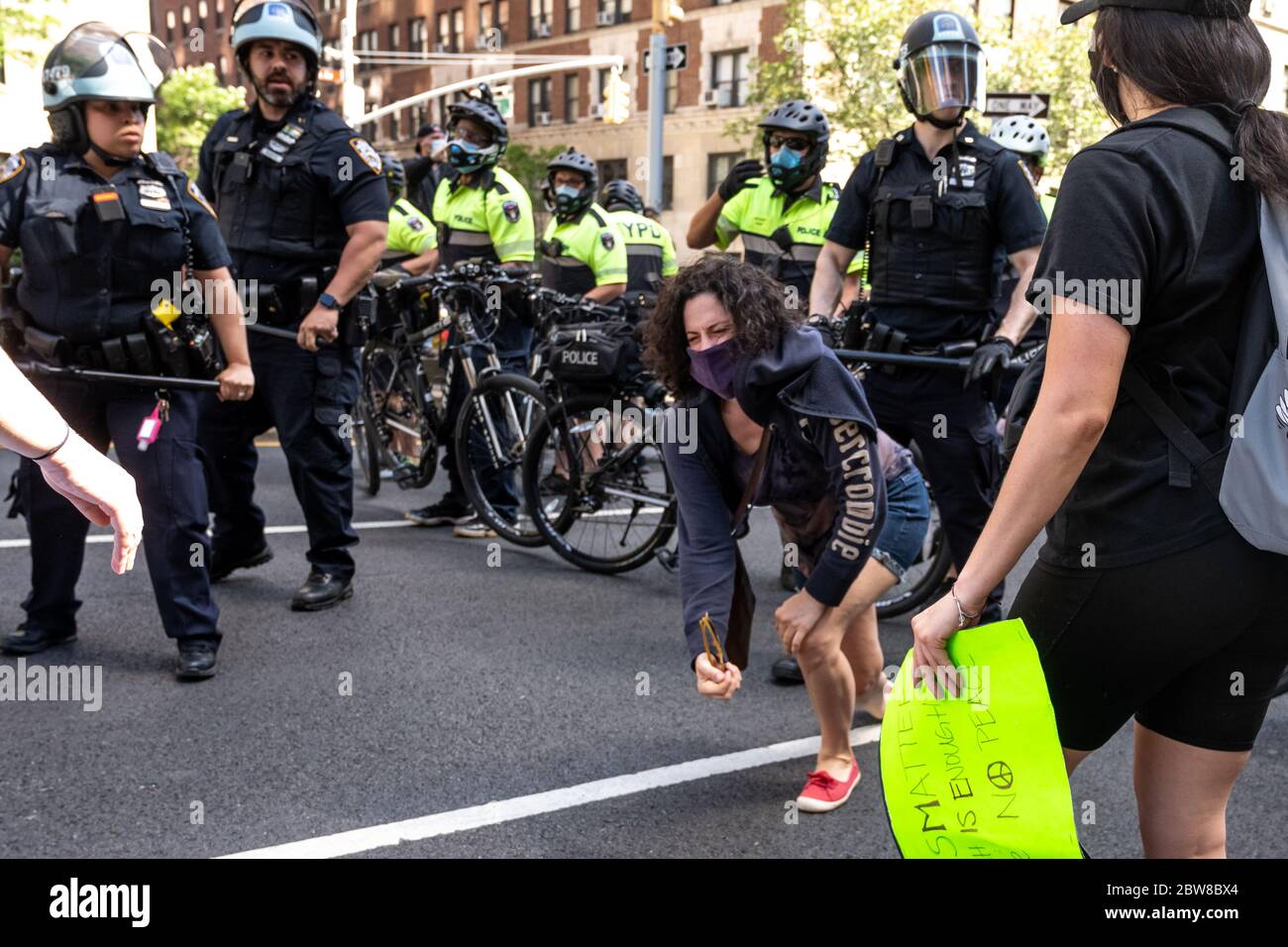 New York, États-Unis. 30 mai 2020. Un manifestant est dans la douleur alors qu'elle se rétablit après avoir été poussée sur le terrain par la police pendant une marche dans l'Upper East Side de New York pour protester contre la brutalité de la police suite à la mort de George Floyd aux mains de la police de Minneapolis. Credit: Enrique Shore/Alay Live News Banque D'Images